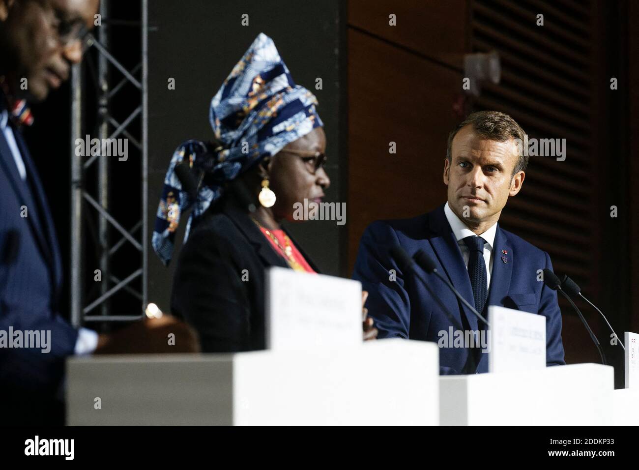 Il Presidente francese Emmanuel Macron, Presidente della Banca Africana per lo sviluppo, Akinwumi Adesinaa, E Beninese, cantante e ambasciatore internazionale dell'Unicef Angelique Kidjo, partecipano alla presentazione alla stampa dell'iniziativa AFAWA (Affitative Finance Action for Women in Africa), di Akinwumi Adesinaa, presidente della Banca Africana per lo sviluppo, alla presenza di Emmanuel Macron, E Angélique Kidjo, cantante Beninese e ambasciatore internazionale dell'Unicef. Lo scopo dell'iniziativa AFAWA è quello di colmare il divario di finanziamento per le donne in Africa e sbloccare la loro capacità imprenditoriale, durante il G Foto Stock