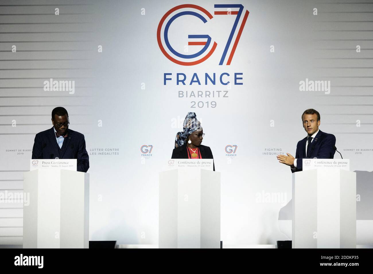 Il Presidente francese Emmanuel Macron, Presidente della Banca Africana per lo sviluppo, Akinwumi Adesinaa, E Beninese, cantante e ambasciatore internazionale dell'Unicef Angelique Kidjo, partecipano alla presentazione alla stampa dell'iniziativa AFAWA (Affitative Finance Action for Women in Africa), di Akinwumi Adesinaa, presidente della Banca Africana per lo sviluppo, alla presenza di Emmanuel Macron, E Angélique Kidjo, cantante Beninese e ambasciatore internazionale dell'Unicef. Lo scopo dell'iniziativa AFAWA è quello di colmare il divario di finanziamento per le donne in Africa e sbloccare la loro capacità imprenditoriale, durante il G Foto Stock