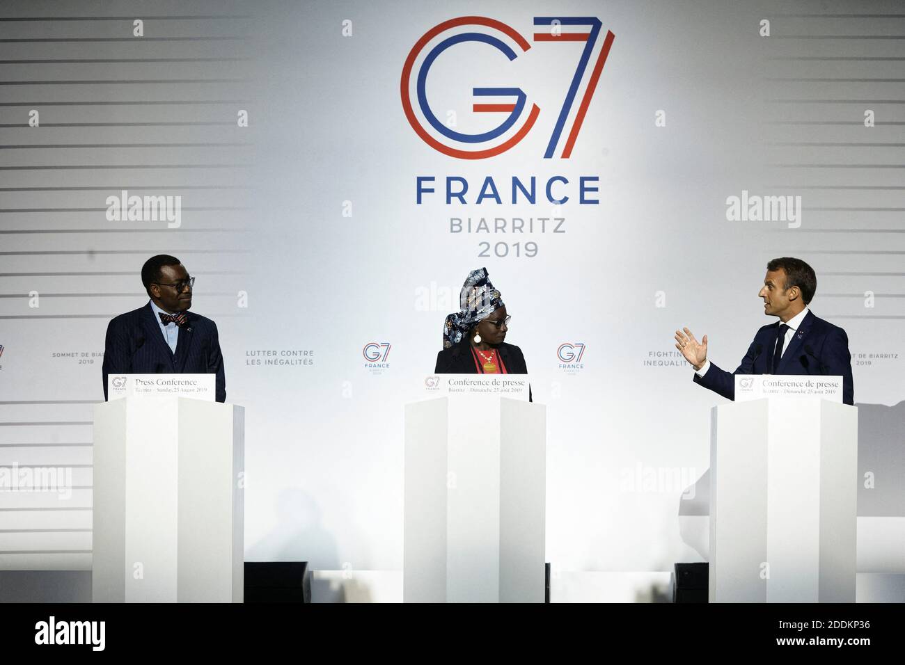 Il Presidente francese Emmanuel Macron, Presidente della Banca Africana per lo sviluppo, Akinwumi Adesinaa, E Beninese, cantante e ambasciatore internazionale dell'Unicef Angelique Kidjo, partecipano alla presentazione alla stampa dell'iniziativa AFAWA (Affitative Finance Action for Women in Africa), di Akinwumi Adesinaa, presidente della Banca Africana per lo sviluppo, alla presenza di Emmanuel Macron, E Angélique Kidjo, cantante Beninese e ambasciatore internazionale dell'Unicef. Lo scopo dell'iniziativa AFAWA è quello di colmare il divario di finanziamento per le donne in Africa e sbloccare la loro capacità imprenditoriale, durante il G Foto Stock