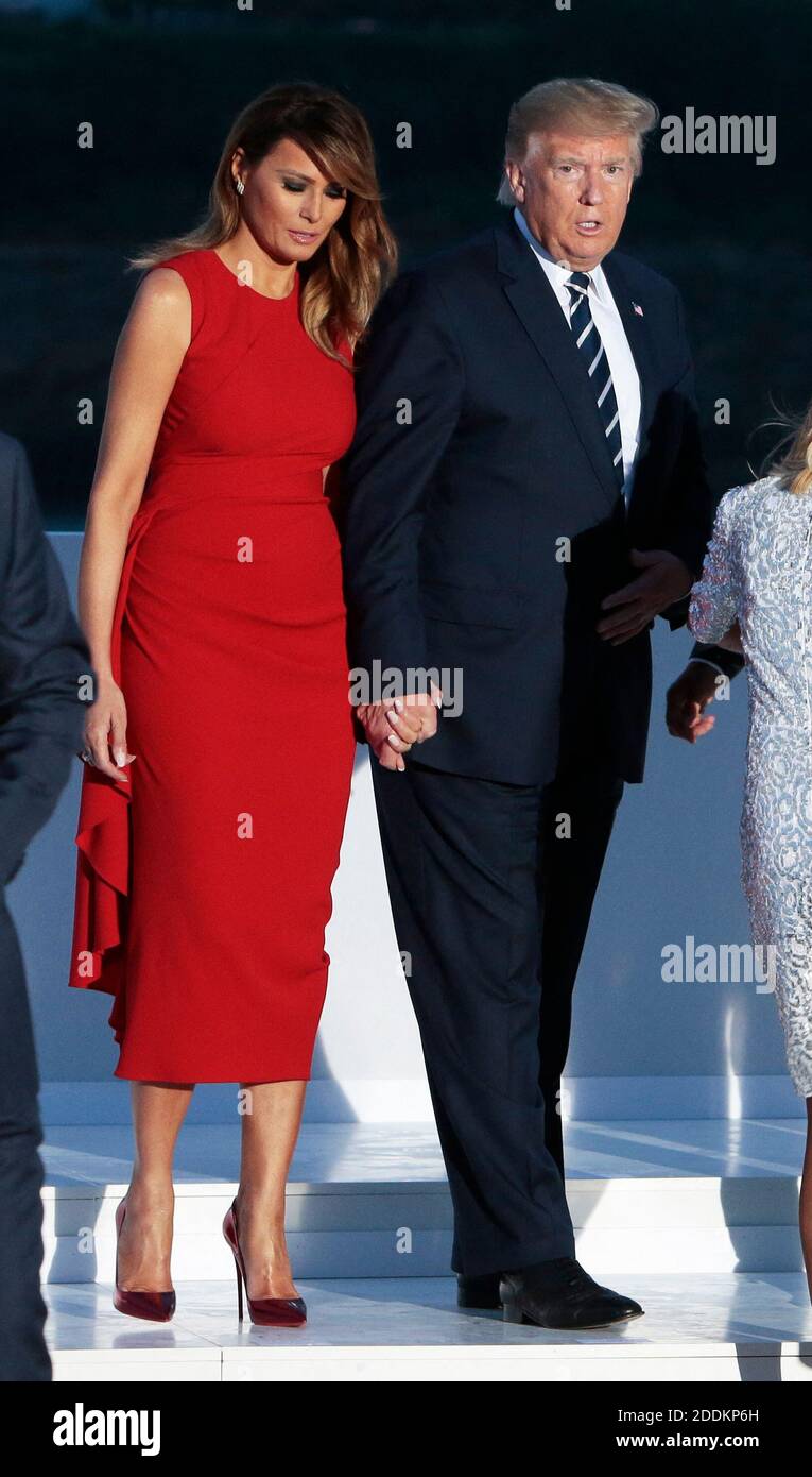 I leader e gli ospiti del G7 si pongono per un quadro di famiglia il secondo giorno del vertice annuale del G7 a Biarritz, in Francia, il 25 agosto 2019. (Prima fila) primo ministro britannico di LtoR Boris Johnson, presidente del Sudafrica Cyril Ramaphosa, presidente del Ruanda Paul Kagame, presidente dell'Unione africana Presidente egiziano Abdel Fattah el-Sisi, moglie del primo ministro giapponese Akie Abe, primo ministro giapponese Shinzo Abe, primo ministro canadese Justin Trudeau, prima signora americana Melania Trump, presidente americano Donald Trump, La moglie del presidente francese Brigitte Macron, il presidente francese Emmanuel Macron, la cancelliera tedesca Angela Merk Foto Stock