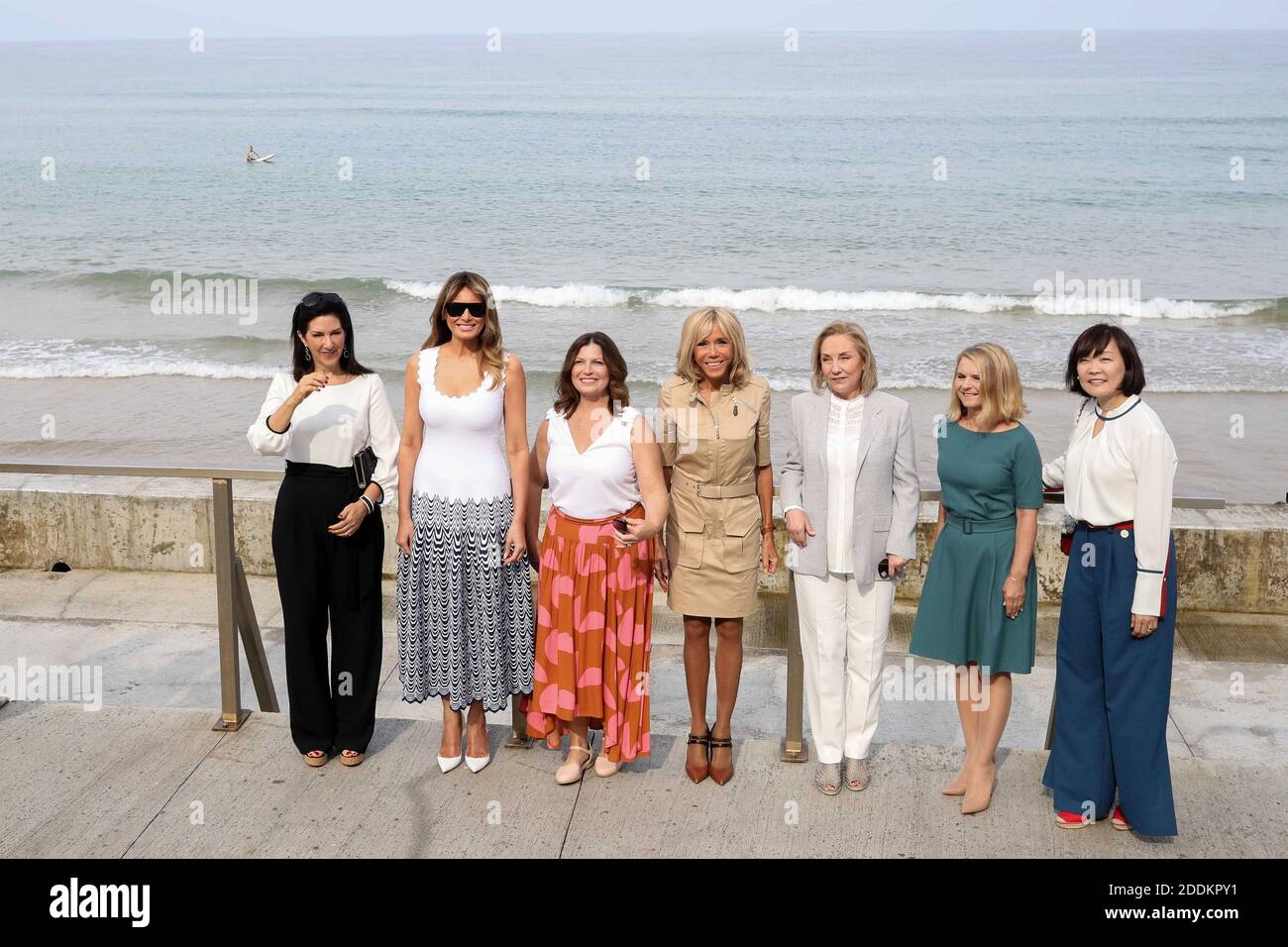 Presidente della moglie del Word banque Adele Malpass, prima signora americana Melania Trump, moglie del primo ministro australiano Jenny Morrison, la prima donna francese Brigitte Macron, la prima donna del chili Cecilia Morel, moglie del presidente del consiglio d'Europa Malgorzata Tusk, moglie del primo ministro giapponese Akie Abe, Prima signora francese Brigitte Macron. Le prime Signore visitano la spiaggia di Cote des Basques a Biarritz, in Francia, il 26 agosto 2019, il terzo e ultimo giorno del vertice annuale del G7, cui hanno partecipato i leader delle sette democrazie più ricche del mondo. Foto di Stephane Lemouton/Pool/ABACAPRESS.COM Foto Stock