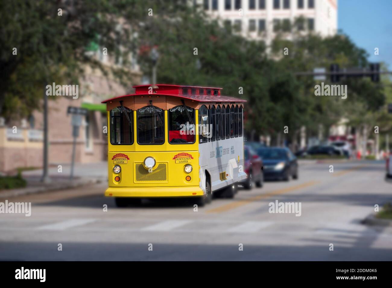carino tram nel centro della città Foto Stock