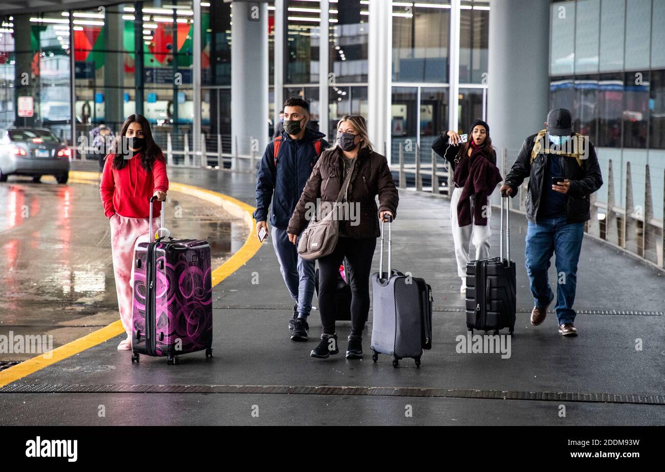 Chicago, Stati Uniti. 25 Nov 2020. I viaggiatori che indossano maschere facciali sono visti all'aeroporto internazionale o'Hare di Chicago, Stati Uniti, il 25 novembre 2020. Lo stato del Midwest degli Stati Uniti dell'Illinois ha segnalato 11,378 nuovi casi di COVID-19 e 155 nuovi decessi il mercoledì, secondo i funzionari sanitari pubblici locali. Questo è il secondo numero di decessi giornalieri più alto che lo stato ha subito nella seconda ondata della pandemia COVID-19, il Chicago Sun-Times ha riferito. Credit: Joel Lerner/Xinhua/Alamy Live News Foto Stock