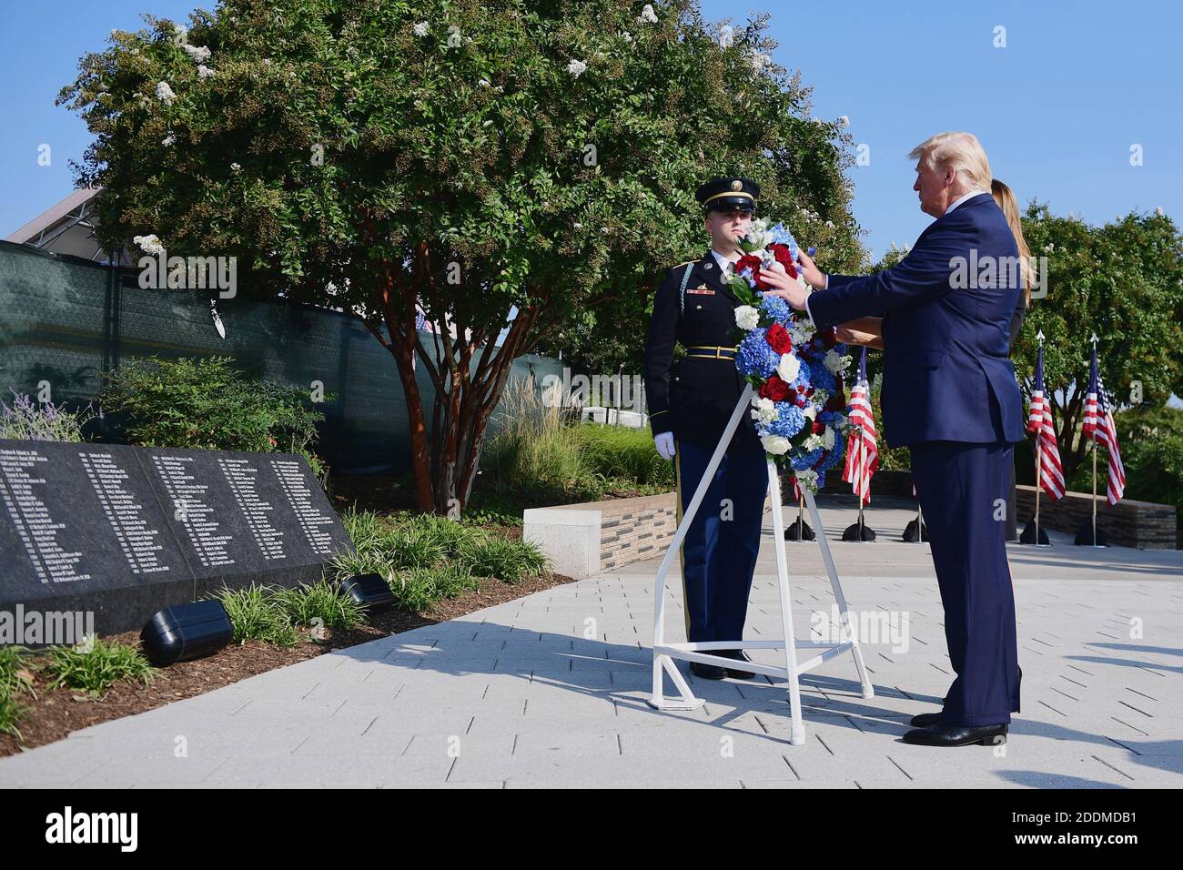 Il presidente Donald Trump depone una corona al Pentagono durante il diciottesimo anniversario della commemorazione degli attacchi terroristici del 11 settembre, ad Arlington, Virginia, mercoledì 11 settembre 2019. Foto di Kevin Dietsch/piscina/ABACAPRESS.COM Foto Stock