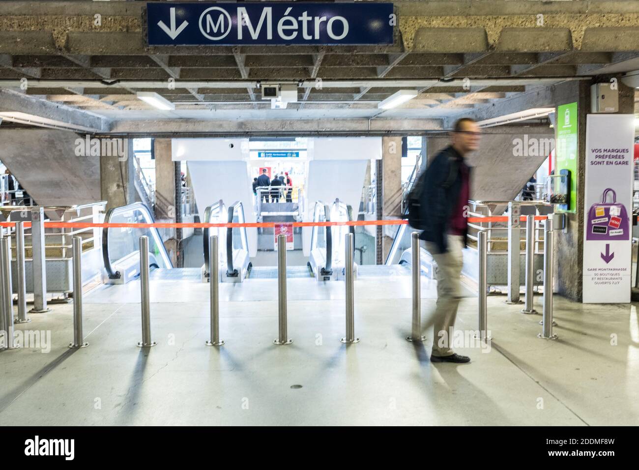 La Regie Autonome des Transports Parisiens (RATP) prende in sciopero e chiude diverse stazioni della metropolitana, tra cui Montparnasse Bienvenu, 14 ° distretto di Parigi. Anche i treni RER A e B sono stati interessati in quanto molti treni sono stati annullati. Gli utenti dei mezzi pubblici andarono a utilizzare l'autobus, o trovarono alternative per evitare la stazione centrale di Les Halles. Parigi, Francia, 13 settembre 2019. Foto di Daniel Derajinski/ABACAPRESS.COM Foto Stock