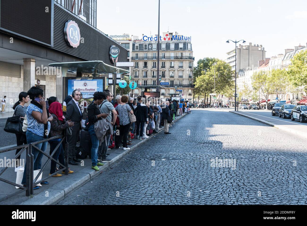 La Regie Autonome des Transports Parisiens (RATP) prende in sciopero e chiude diverse stazioni della metropolitana, tra cui Montparnasse Bienvenu, 14 ° distretto di Parigi. Anche i treni RER A e B sono stati interessati in quanto molti treni sono stati annullati. Gli utenti dei mezzi pubblici andarono a utilizzare l'autobus, o trovarono alternative per evitare la stazione centrale di Les Halles. Parigi, Francia, 13 settembre 2019. Foto di Daniel Derajinski/ABACAPRESS.COM Foto Stock