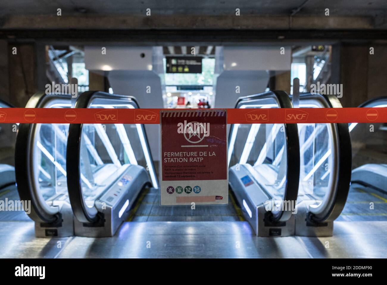 La Regie Autonome des Transports Parisiens (RATP) prende in sciopero e chiude diverse stazioni della metropolitana, tra cui Montparnasse Bienvenu, 14 ° distretto di Parigi. Anche i treni RER A e B sono stati interessati in quanto molti treni sono stati annullati. Gli utenti dei mezzi pubblici andarono a utilizzare l'autobus, o trovarono alternative per evitare la stazione centrale di Les Halles. Parigi, Francia, 13 settembre 2019. Foto di Daniel Derajinski/ABACAPRESS.COM Foto Stock