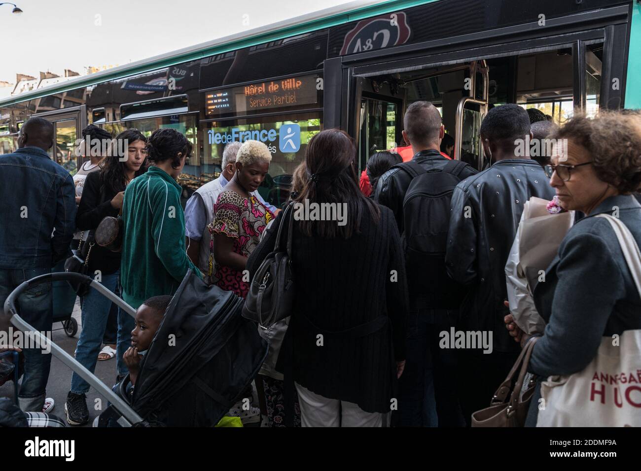 La Regie Autonome des Transports Parisiens (RATP) prende in sciopero e chiude diverse stazioni della metropolitana, tra cui Montparnasse Bienvenu, 14 ° distretto di Parigi. Anche i treni RER A e B sono stati interessati in quanto molti treni sono stati annullati. Gli utenti dei mezzi pubblici andarono a utilizzare l'autobus, o trovarono alternative per evitare la stazione centrale di Les Halles. Parigi, Francia, 13 settembre 2019. Foto di Daniel Derajinski/ABACAPRESS.COM Foto Stock