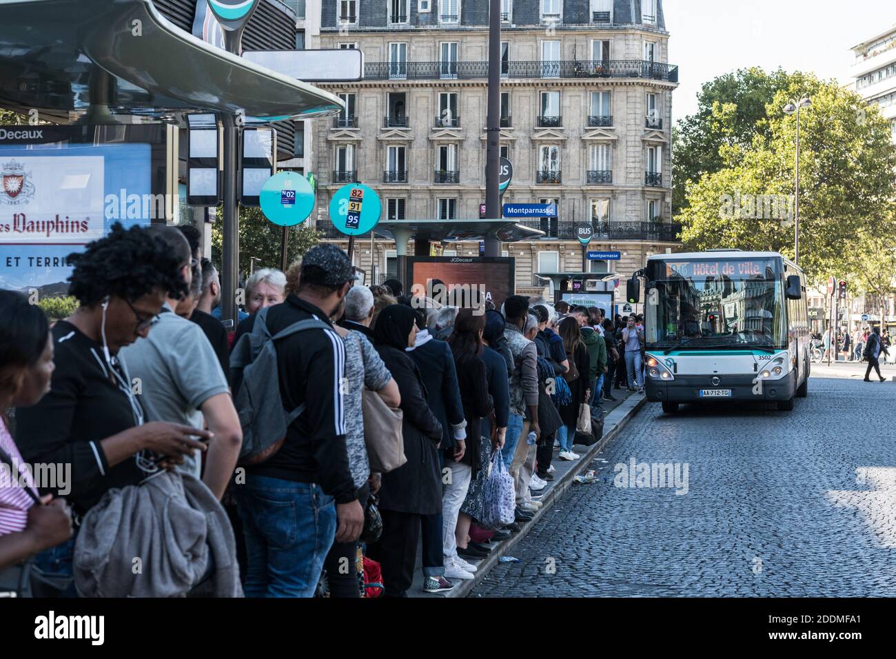 La Regie Autonome des Transports Parisiens (RATP) prende in sciopero e chiude diverse stazioni della metropolitana, tra cui Montparnasse Bienvenu, 14 ° distretto di Parigi. Anche i treni RER A e B sono stati interessati in quanto molti treni sono stati annullati. Gli utenti dei mezzi pubblici andarono a utilizzare l'autobus, o trovarono alternative per evitare la stazione centrale di Les Halles. Parigi, Francia, 13 settembre 2019. Foto di Daniel Derajinski/ABACAPRESS.COM Foto Stock