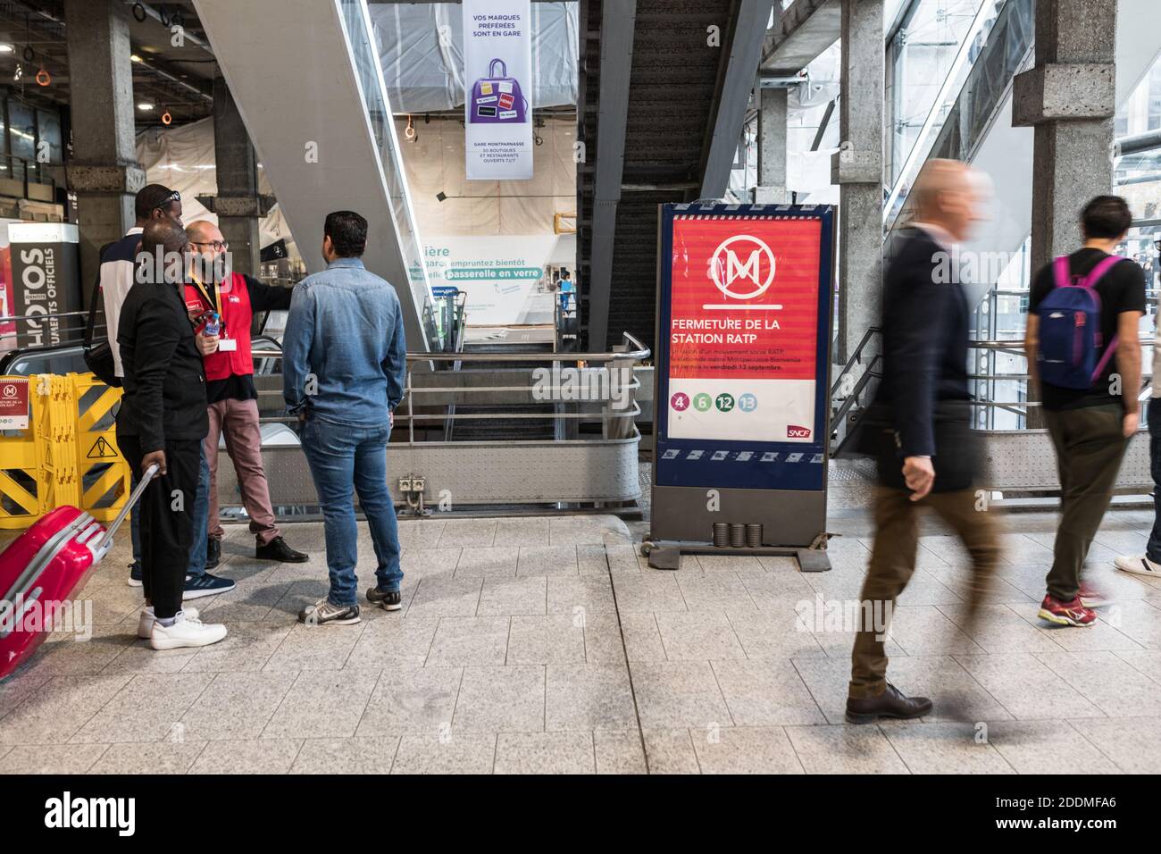 La Regie Autonome des Transports Parisiens (RATP) prende in sciopero e chiude diverse stazioni della metropolitana, tra cui Montparnasse Bienvenu, 14 ° distretto di Parigi. Anche i treni RER A e B sono stati interessati in quanto molti treni sono stati annullati. Gli utenti dei mezzi pubblici andarono a utilizzare l'autobus, o trovarono alternative per evitare la stazione centrale di Les Halles. Parigi, Francia, 13 settembre 2019. Foto di Daniel Derajinski/ABACAPRESS.COM Foto Stock