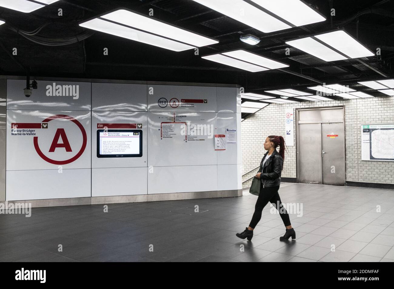 La Regie Autonome des Transports Parisiens (RATP) prende in sciopero e chiude diverse stazioni della metropolitana, tra cui Montparnasse Bienvenu, 14 ° distretto di Parigi. Anche i treni RER A e B sono stati interessati in quanto molti treni sono stati annullati. Gli utenti dei mezzi pubblici andarono a utilizzare l'autobus, o trovarono alternative per evitare la stazione centrale di Les Halles. Parigi, Francia, 13 settembre 2019. Foto di Daniel Derajinski/ABACAPRESS.COM Foto Stock