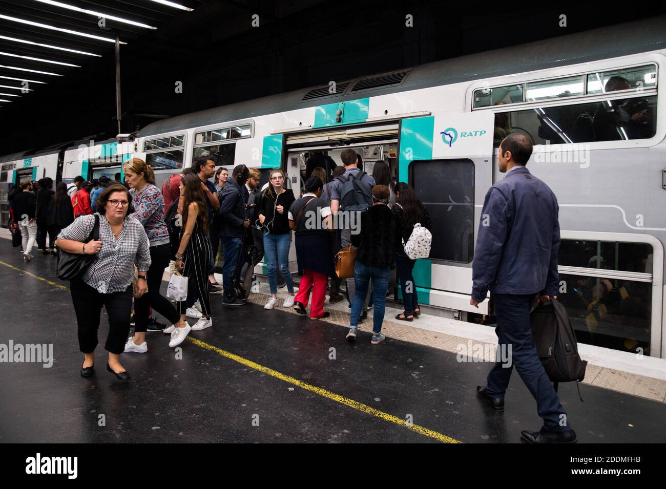 La gente attende la RER durante gli scioperi della Regie Autonome des Transports Parisiens (RATP) a Parigi, il 13 settembre 2019. Dieci delle 16 linee metropolitane della città sono state completamente chiuse, mentre il servizio su quasi tutte le altre è stato "estremamente interrotto", ha detto l'operatore di transito RATP. Il crescente sistema di piste ciclabili della città stava vedendo un'impennata nel traffico mentre le persone tiravano fuori le biciclette per arrivare al lavoro. Foto di Julie Sebadelha/ABACAPRESS.COM Foto Stock