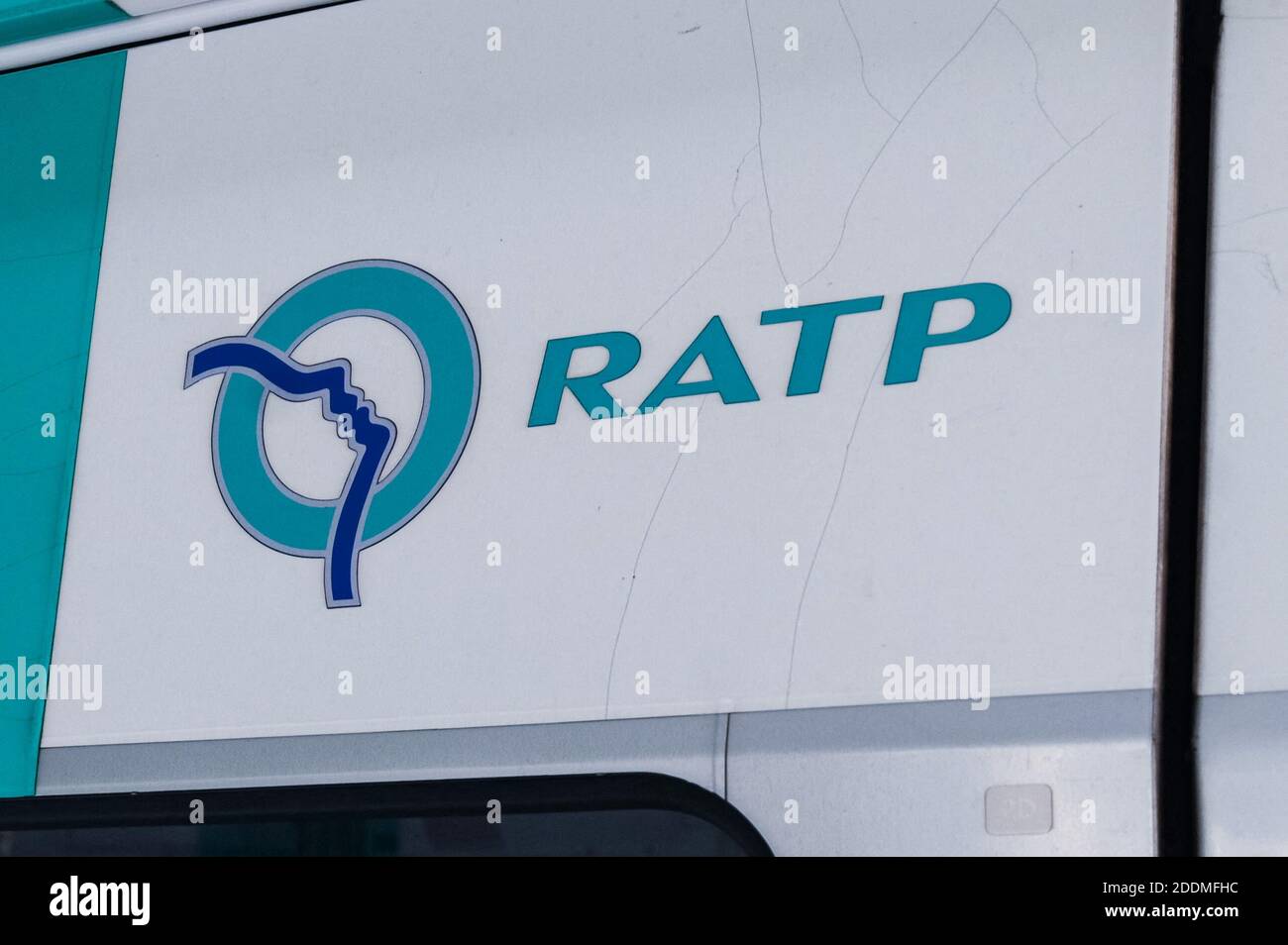 Un logo RATP viene raffigurato durante gli scioperi della Regie Autonome des Transports Parisiens (RATP) che si sono terrà a Parigi il 13 settembre 2019. Dieci delle 16 linee metropolitane della città sono state completamente chiuse, mentre il servizio su quasi tutte le altre è stato "estremamente interrotto", ha detto l'operatore di transito RATP. Il crescente sistema di piste ciclabili della città stava vedendo un'impennata nel traffico mentre le persone tiravano fuori le biciclette per arrivare al lavoro. Foto di Julie Sebadelha/ABACAPRESS.COM Foto Stock