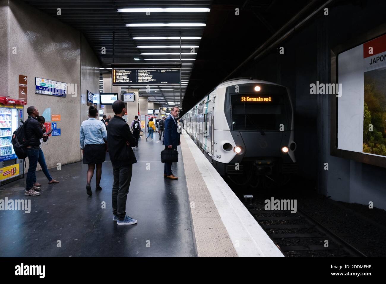 La gente attende la RER durante gli scioperi della Regie Autonome des Transports Parisiens (RATP) a Parigi, il 13 settembre 2019. Dieci delle 16 linee metropolitane della città sono state completamente chiuse, mentre il servizio su quasi tutte le altre è stato "estremamente interrotto", ha detto l'operatore di transito RATP. Il crescente sistema di piste ciclabili della città stava vedendo un'impennata nel traffico mentre le persone tiravano fuori le biciclette per arrivare al lavoro. Foto di Julie Sebadelha/ABACAPRESS.COM Foto Stock
