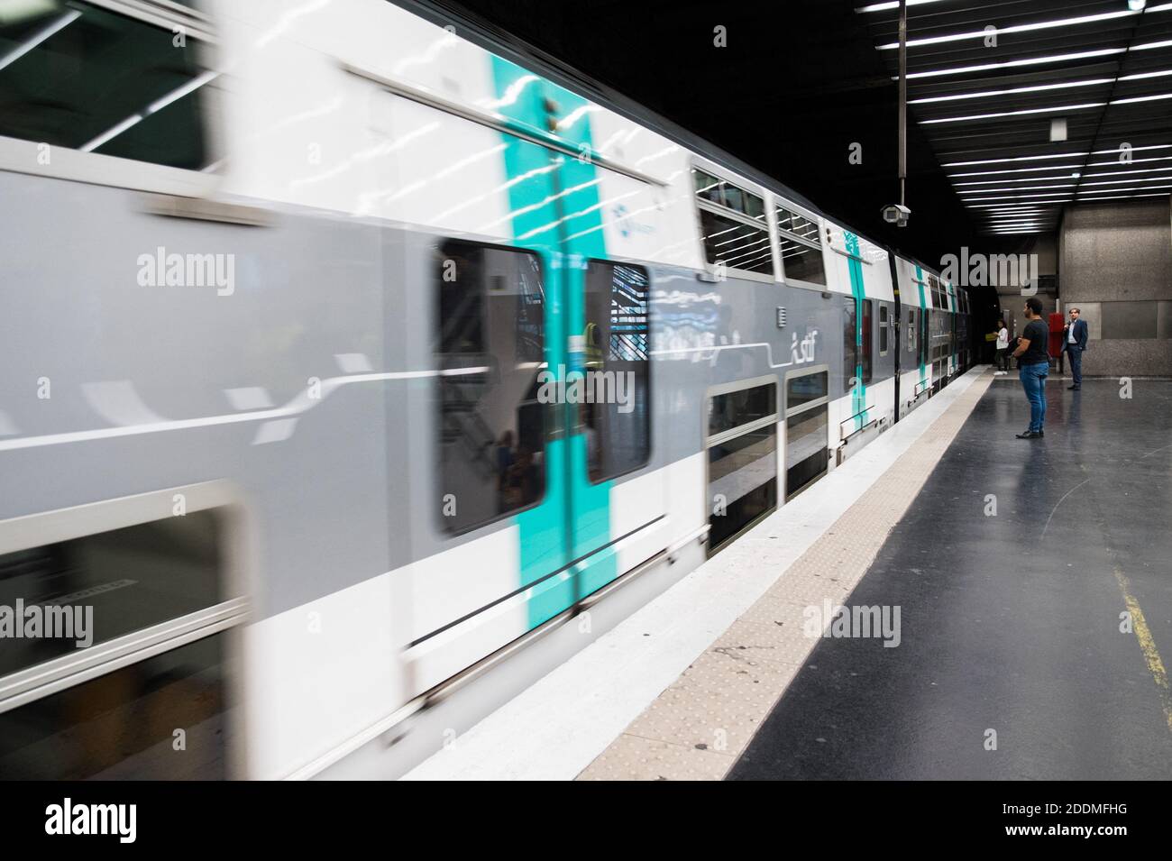 La gente attende la RER durante gli scioperi della Regie Autonome des Transports Parisiens (RATP) a Parigi, il 13 settembre 2019. Dieci delle 16 linee metropolitane della città sono state completamente chiuse, mentre il servizio su quasi tutte le altre è stato "estremamente interrotto", ha detto l'operatore di transito RATP. Il crescente sistema di piste ciclabili della città stava vedendo un'impennata nel traffico mentre le persone tiravano fuori le biciclette per arrivare al lavoro. Foto di Julie Sebadelha/ABACAPRESS.COM Foto Stock