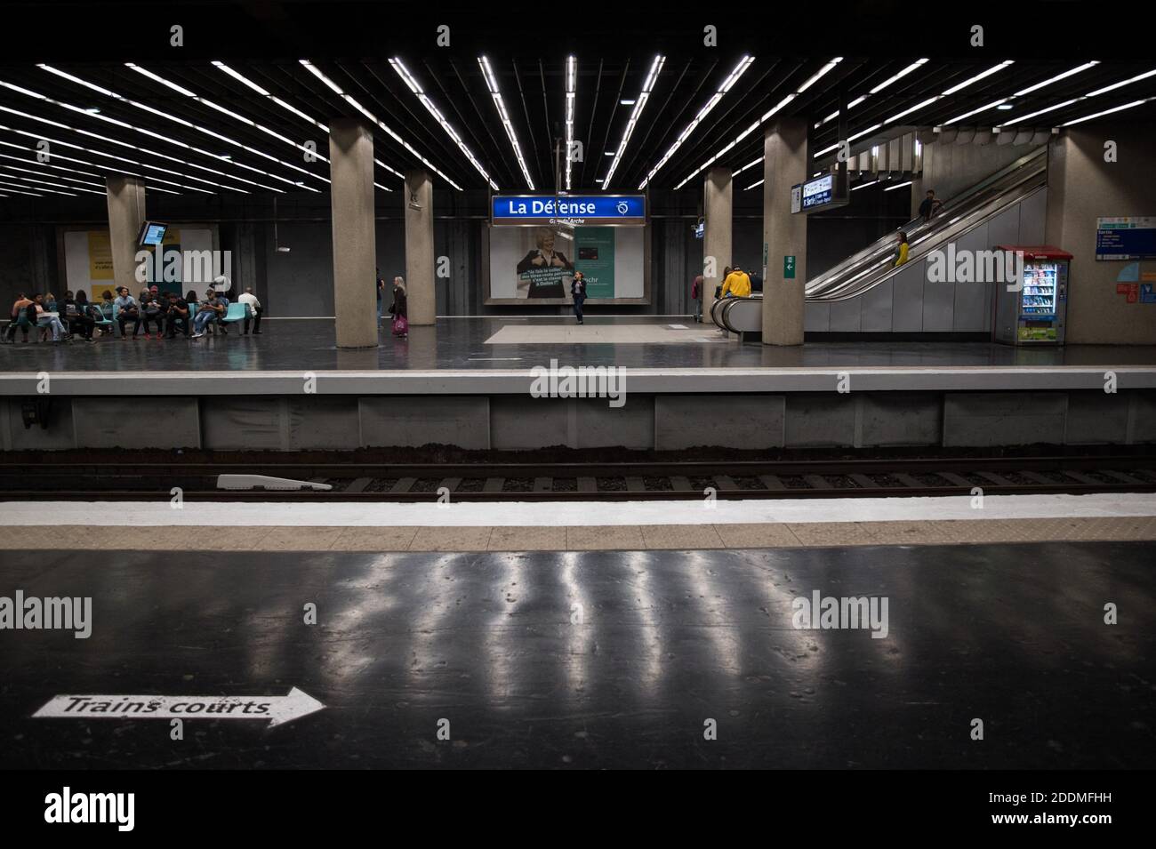 La gente attende la RER durante gli scioperi della Regie Autonome des Transports Parisiens (RATP) a Parigi, il 13 settembre 2019. Dieci delle 16 linee metropolitane della città sono state completamente chiuse, mentre il servizio su quasi tutte le altre è stato "estremamente interrotto", ha detto l'operatore di transito RATP. Il crescente sistema di piste ciclabili della città stava vedendo un'impennata nel traffico mentre le persone tiravano fuori le biciclette per arrivare al lavoro. Foto di Julie Sebadelha/ABACAPRESS.COM Foto Stock