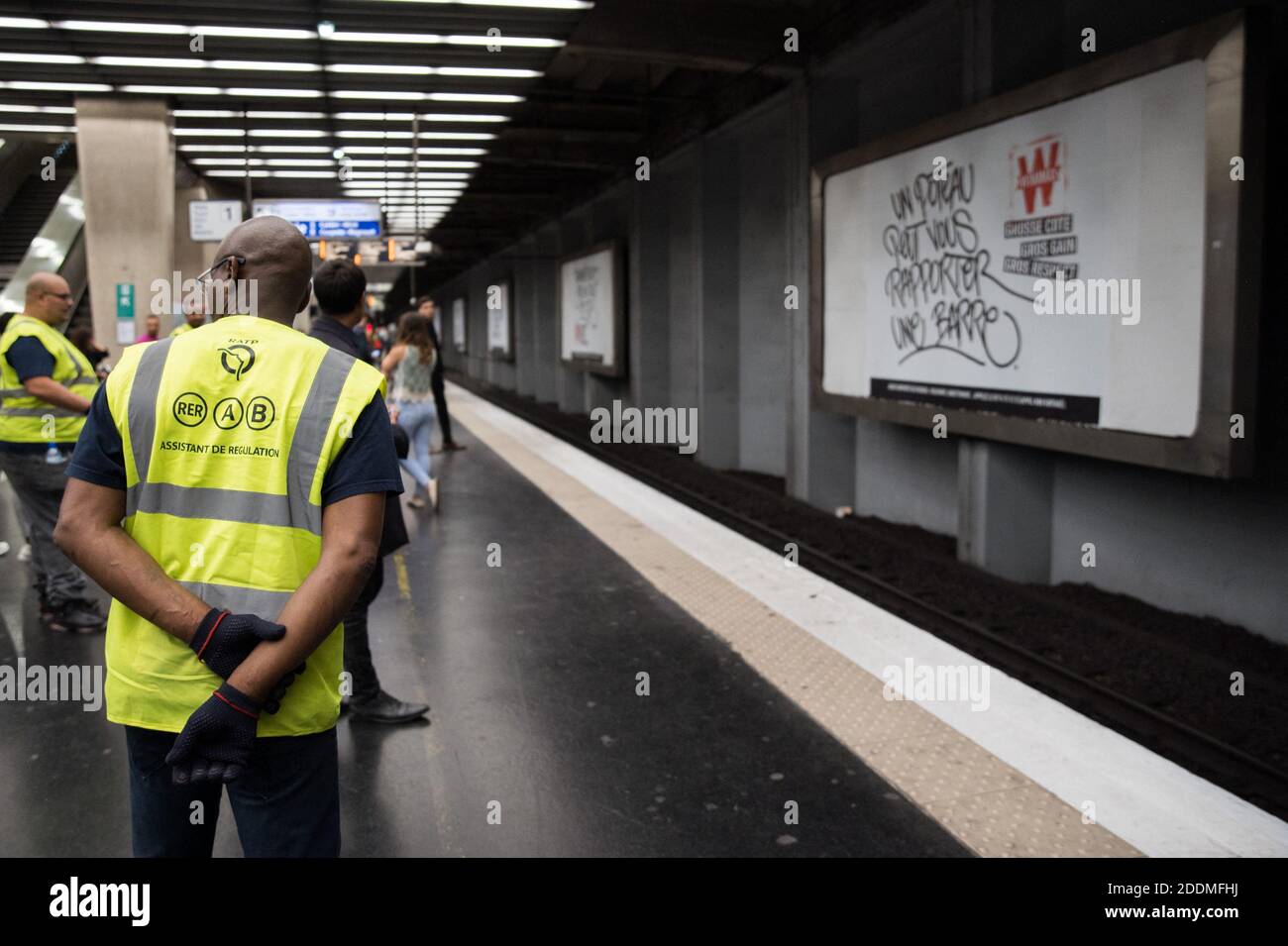 La gente attende la RER durante gli scioperi della Regie Autonome des Transports Parisiens (RATP) a Parigi, il 13 settembre 2019. Dieci delle 16 linee metropolitane della città sono state completamente chiuse, mentre il servizio su quasi tutte le altre è stato "estremamente interrotto", ha detto l'operatore di transito RATP. Il crescente sistema di piste ciclabili della città stava vedendo un'impennata nel traffico mentre le persone tiravano fuori le biciclette per arrivare al lavoro. Foto di Julie Sebadelha/ABACAPRESS.COM Foto Stock