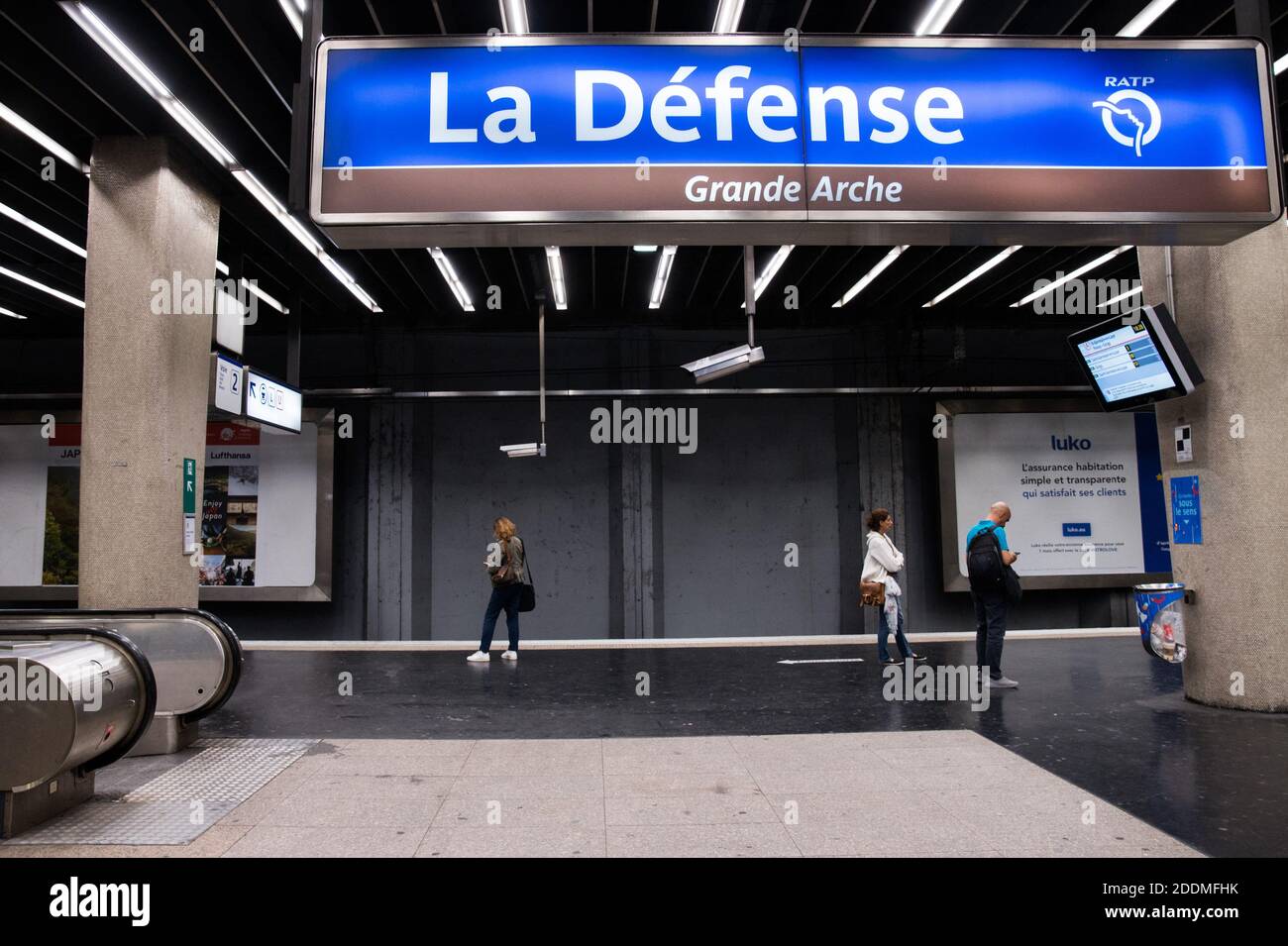 La gente attende la RER durante gli scioperi della Regie Autonome des Transports Parisiens (RATP) a Parigi, il 13 settembre 2019. Dieci delle 16 linee metropolitane della città sono state completamente chiuse, mentre il servizio su quasi tutte le altre è stato "estremamente interrotto", ha detto l'operatore di transito RATP. Il crescente sistema di piste ciclabili della città stava vedendo un'impennata nel traffico mentre le persone tiravano fuori le biciclette per arrivare al lavoro. Foto di Julie Sebadelha/ABACAPRESS.COM Foto Stock