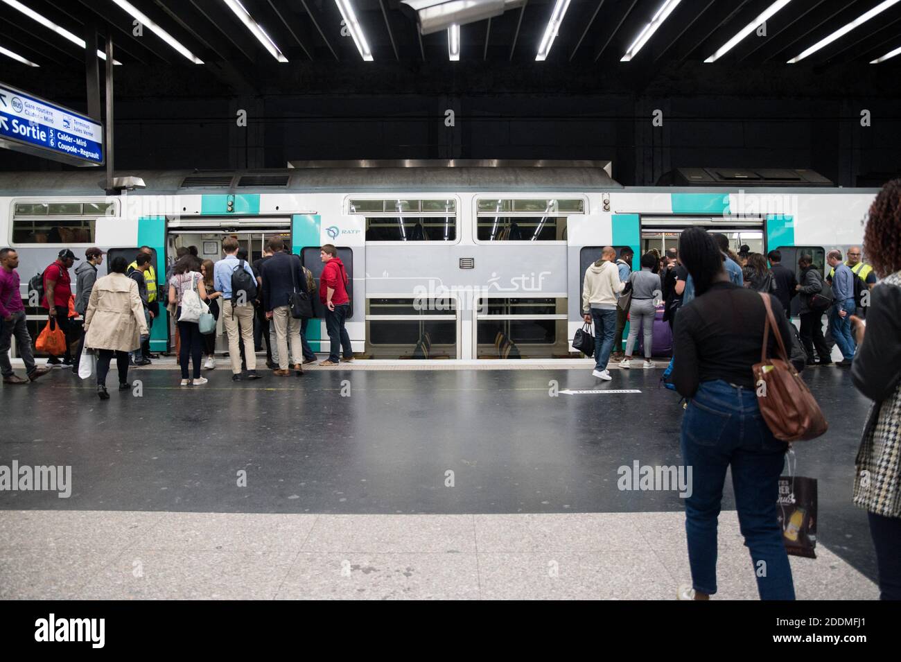La gente attende la RER durante gli scioperi della Regie Autonome des Transports Parisiens (RATP) a Parigi, il 13 settembre 2019. Dieci delle 16 linee metropolitane della città sono state completamente chiuse, mentre il servizio su quasi tutte le altre è stato "estremamente interrotto", ha detto l'operatore di transito RATP. Il crescente sistema di piste ciclabili della città stava vedendo un'impennata nel traffico mentre le persone tiravano fuori le biciclette per arrivare al lavoro. Foto di Julie Sebadelha/ABACAPRESS.COM Foto Stock