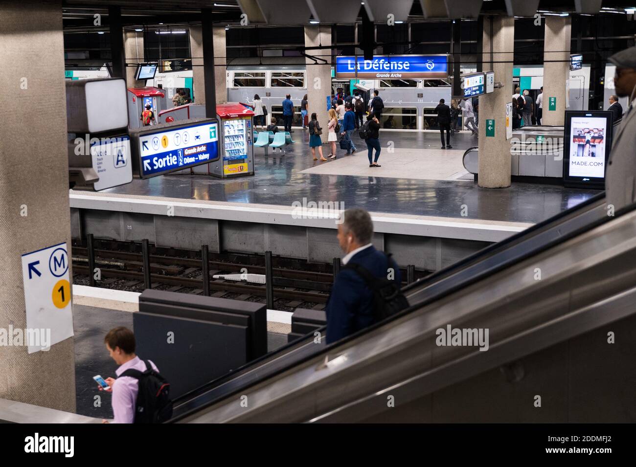 La gente attende la RER durante gli scioperi della Regie Autonome des Transports Parisiens (RATP) a Parigi, il 13 settembre 2019. Dieci delle 16 linee metropolitane della città sono state completamente chiuse, mentre il servizio su quasi tutte le altre è stato "estremamente interrotto", ha detto l'operatore di transito RATP. Il crescente sistema di piste ciclabili della città stava vedendo un'impennata nel traffico mentre le persone tiravano fuori le biciclette per arrivare al lavoro. Foto di Julie Sebadelha/ABACAPRESS.COM Foto Stock