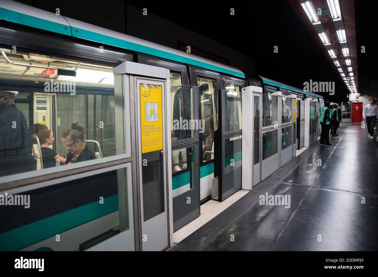 La gente attende la metropolitana durante gli scioperi della Regie Autonome des Transports Parisiens (RATP) a Parigi, il 13 settembre 2019. Dieci delle 16 linee metropolitane della città sono state completamente chiuse, mentre il servizio su quasi tutte le altre è stato "estremamente interrotto", ha detto l'operatore di transito RATP. Il crescente sistema di piste ciclabili della città stava vedendo un'impennata nel traffico mentre le persone tiravano fuori le biciclette per arrivare al lavoro. Foto di Julie Sebadelha/ABACAPRESS.COM Foto Stock