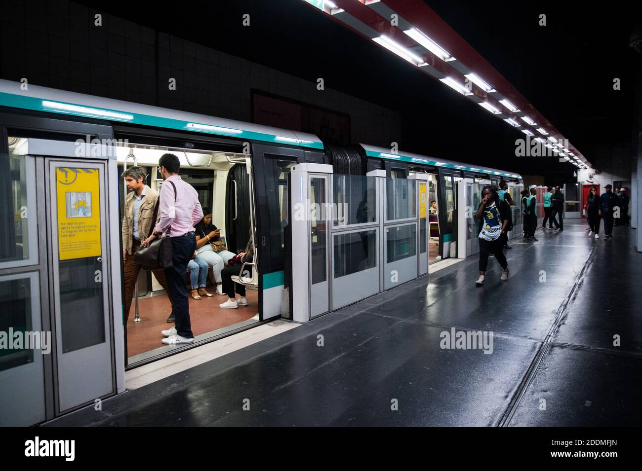 La gente attende la metropolitana durante gli scioperi della Regie Autonome des Transports Parisiens (RATP) a Parigi, il 13 settembre 2019. Dieci delle 16 linee metropolitane della città sono state completamente chiuse, mentre il servizio su quasi tutte le altre è stato "estremamente interrotto", ha detto l'operatore di transito RATP. Il crescente sistema di piste ciclabili della città stava vedendo un'impennata nel traffico mentre le persone tiravano fuori le biciclette per arrivare al lavoro. Foto di Julie Sebadelha/ABACAPRESS.COM Foto Stock