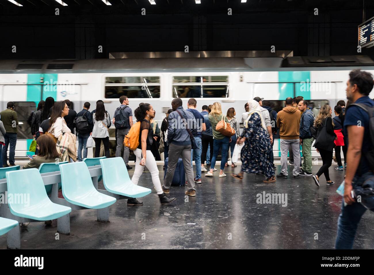 La gente attende la RER durante gli scioperi della Regie Autonome des Transports Parisiens (RATP) a Parigi, il 13 settembre 2019. Dieci delle 16 linee metropolitane della città sono state completamente chiuse, mentre il servizio su quasi tutte le altre è stato "estremamente interrotto", ha detto l'operatore di transito RATP. Il crescente sistema di piste ciclabili della città stava vedendo un'impennata nel traffico mentre le persone tiravano fuori le biciclette per arrivare al lavoro. Foto di Julie Sebadelha/ABACAPRESS.COM Foto Stock