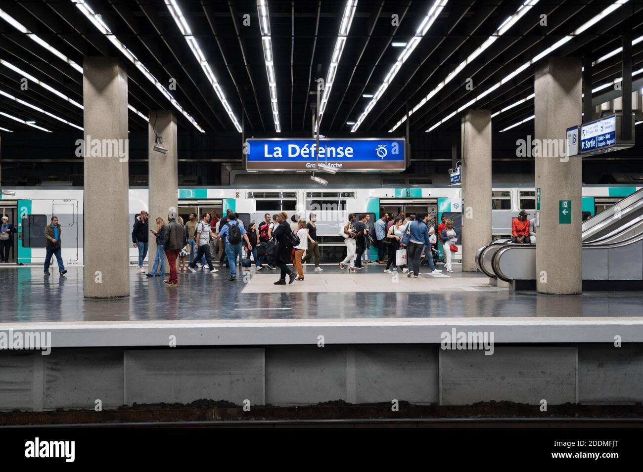 La gente attende la RER durante gli scioperi della Regie Autonome des Transports Parisiens (RATP) a Parigi, il 13 settembre 2019. Dieci delle 16 linee metropolitane della città sono state completamente chiuse, mentre il servizio su quasi tutte le altre è stato "estremamente interrotto", ha detto l'operatore di transito RATP. Il crescente sistema di piste ciclabili della città stava vedendo un'impennata nel traffico mentre le persone tiravano fuori le biciclette per arrivare al lavoro. Foto di Julie Sebadelha/ABACAPRESS.COM Foto Stock