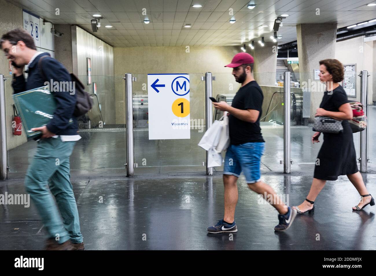 La gente cammina di fronte al logo della metropolitana durante gli scioperi della Regie Autonome des Transports Parisiens (RATP) a Parigi, il 13 settembre 2019. Dieci delle 16 linee metropolitane della città sono state completamente chiuse, mentre il servizio su quasi tutte le altre è stato "estremamente interrotto", ha detto l'operatore di transito RATP. Il crescente sistema di piste ciclabili della città stava vedendo un'impennata nel traffico mentre le persone tiravano fuori le biciclette per arrivare al lavoro. Foto di Julie Sebadelha/ABACAPRESS.COM Foto Stock
