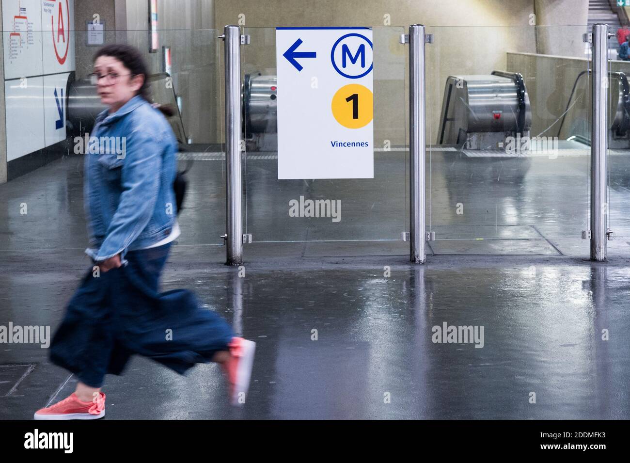 La gente cammina di fronte al logo della metropolitana durante gli scioperi della Regie Autonome des Transports Parisiens (RATP) a Parigi, il 13 settembre 2019. Dieci delle 16 linee metropolitane della città sono state completamente chiuse, mentre il servizio su quasi tutte le altre è stato "estremamente interrotto", ha detto l'operatore di transito RATP. Il crescente sistema di piste ciclabili della città stava vedendo un'impennata nel traffico mentre le persone tiravano fuori le biciclette per arrivare al lavoro. Foto di Julie Sebadelha/ABACAPRESS.COM Foto Stock