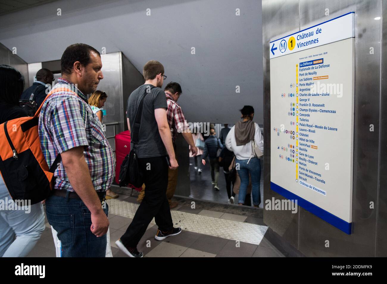 La gente attende la metropolitana durante gli scioperi della Regie Autonome des Transports Parisiens (RATP) a Parigi, il 13 settembre 2019. Dieci delle 16 linee metropolitane della città sono state completamente chiuse, mentre il servizio su quasi tutte le altre è stato "estremamente interrotto", ha detto l'operatore di transito RATP. Il crescente sistema di piste ciclabili della città stava vedendo un'impennata nel traffico mentre le persone tiravano fuori le biciclette per arrivare al lavoro. Foto di Julie Sebadelha/ABACAPRESS.COM Foto Stock