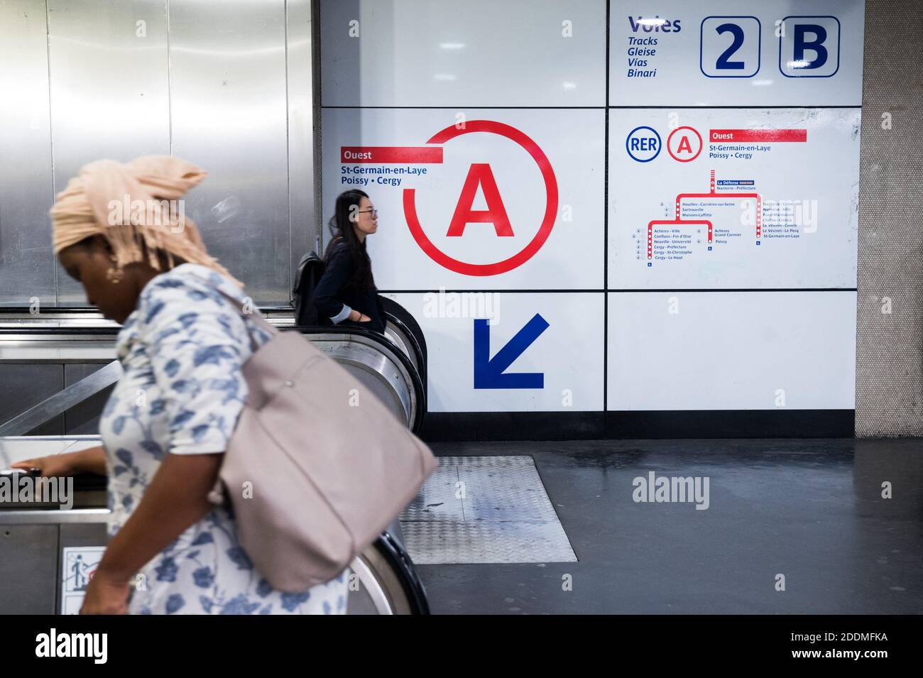 La gente cammina di fronte al logo della RER durante gli scioperi della Regie Autonome des Transports Parisiens (RATP) a Parigi, il 13 settembre 2019. Dieci delle 16 linee metropolitane della città sono state completamente chiuse, mentre il servizio su quasi tutte le altre è stato "estremamente interrotto", ha detto l'operatore di transito RATP. Il crescente sistema di piste ciclabili della città stava vedendo un'impennata nel traffico mentre le persone tiravano fuori le biciclette per arrivare al lavoro. Foto di Julie Sebadelha/ABACAPRESS.COM Foto Stock