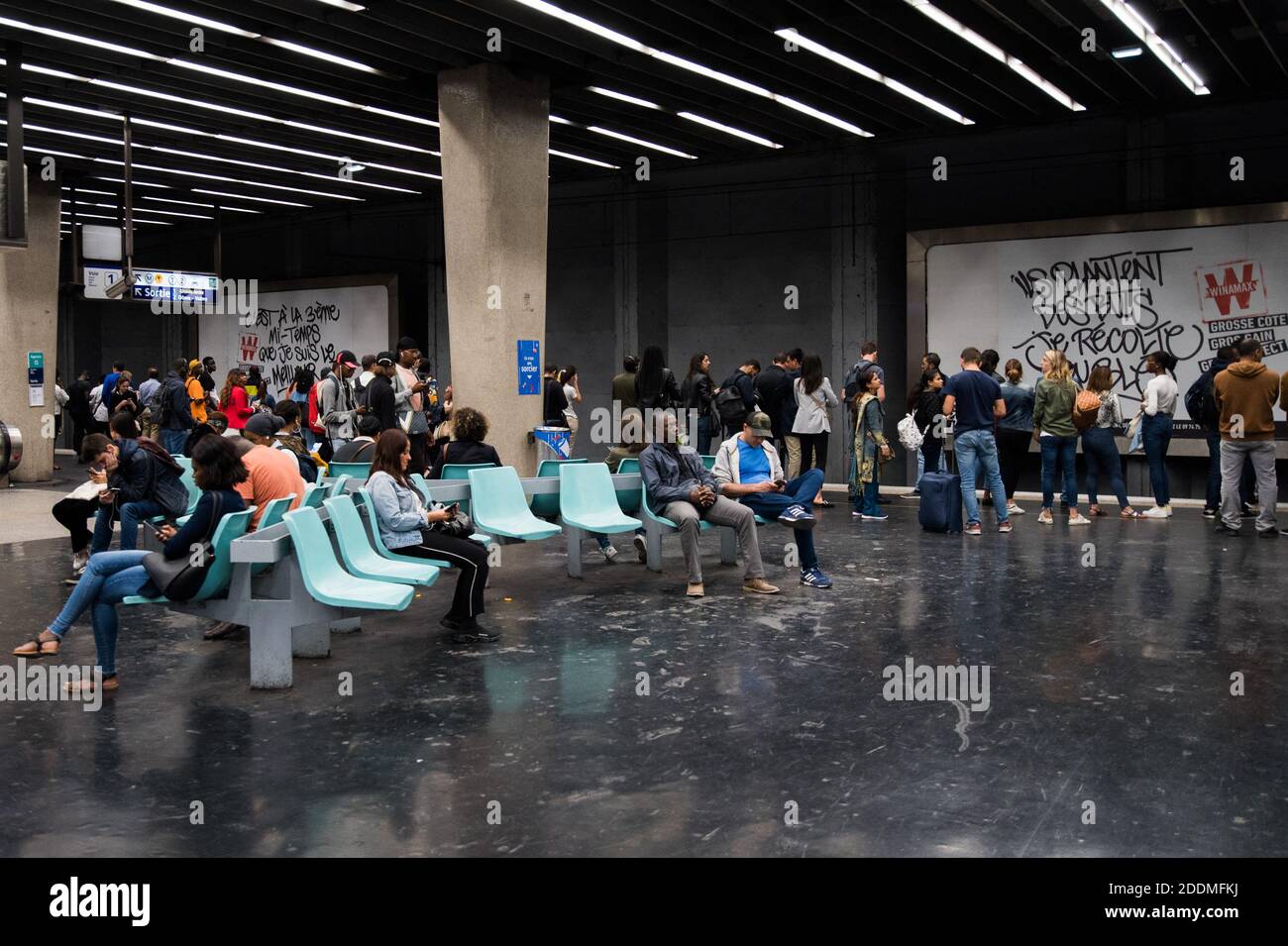La gente attende la RER durante gli scioperi della Regie Autonome des Transports Parisiens (RATP) a Parigi, il 13 settembre 2019. Dieci delle 16 linee metropolitane della città sono state completamente chiuse, mentre il servizio su quasi tutte le altre è stato "estremamente interrotto", ha detto l'operatore di transito RATP. Il crescente sistema di piste ciclabili della città stava vedendo un'impennata nel traffico mentre le persone tiravano fuori le biciclette per arrivare al lavoro. Foto di Julie Sebadelha/ABACAPRESS.COM Foto Stock