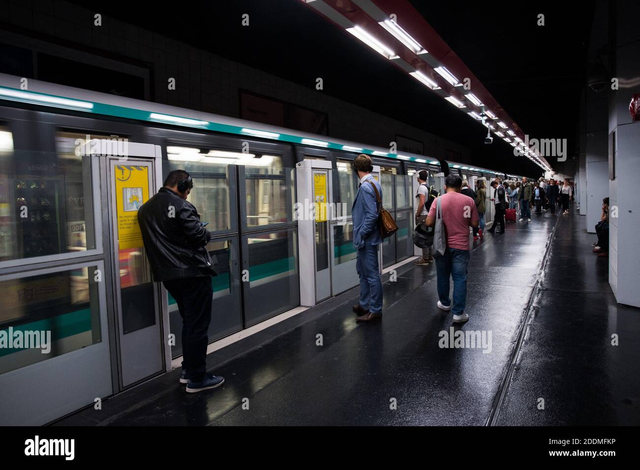 La gente attende la metropolitana durante gli scioperi della Regie Autonome des Transports Parisiens (RATP) a Parigi, il 13 settembre 2019. Dieci delle 16 linee metropolitane della città sono state completamente chiuse, mentre il servizio su quasi tutte le altre è stato "estremamente interrotto", ha detto l'operatore di transito RATP. Il crescente sistema di piste ciclabili della città stava vedendo un'impennata nel traffico mentre le persone tiravano fuori le biciclette per arrivare al lavoro. Foto di Julie Sebadelha/ABACAPRESS.COM Foto Stock