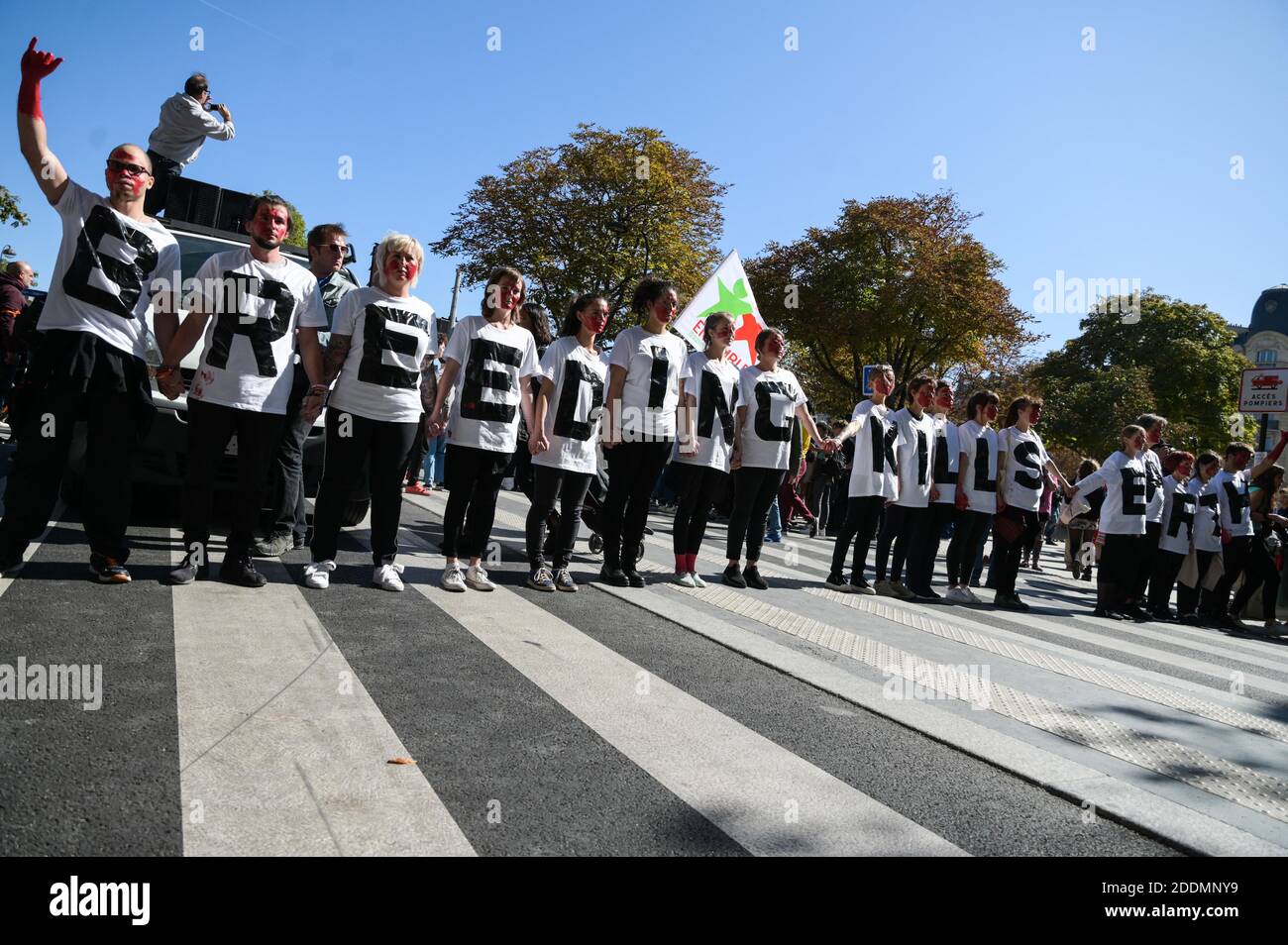 La gente tiene le t-shirt che leggono 'la razza uccide la terra ' mentre assistono ad una marcia per il cambiamento climatico a Parigi, il 20 settembre 2019. Foto di Julie Sebadelha/ABACAPRESS.COM Foto Stock
