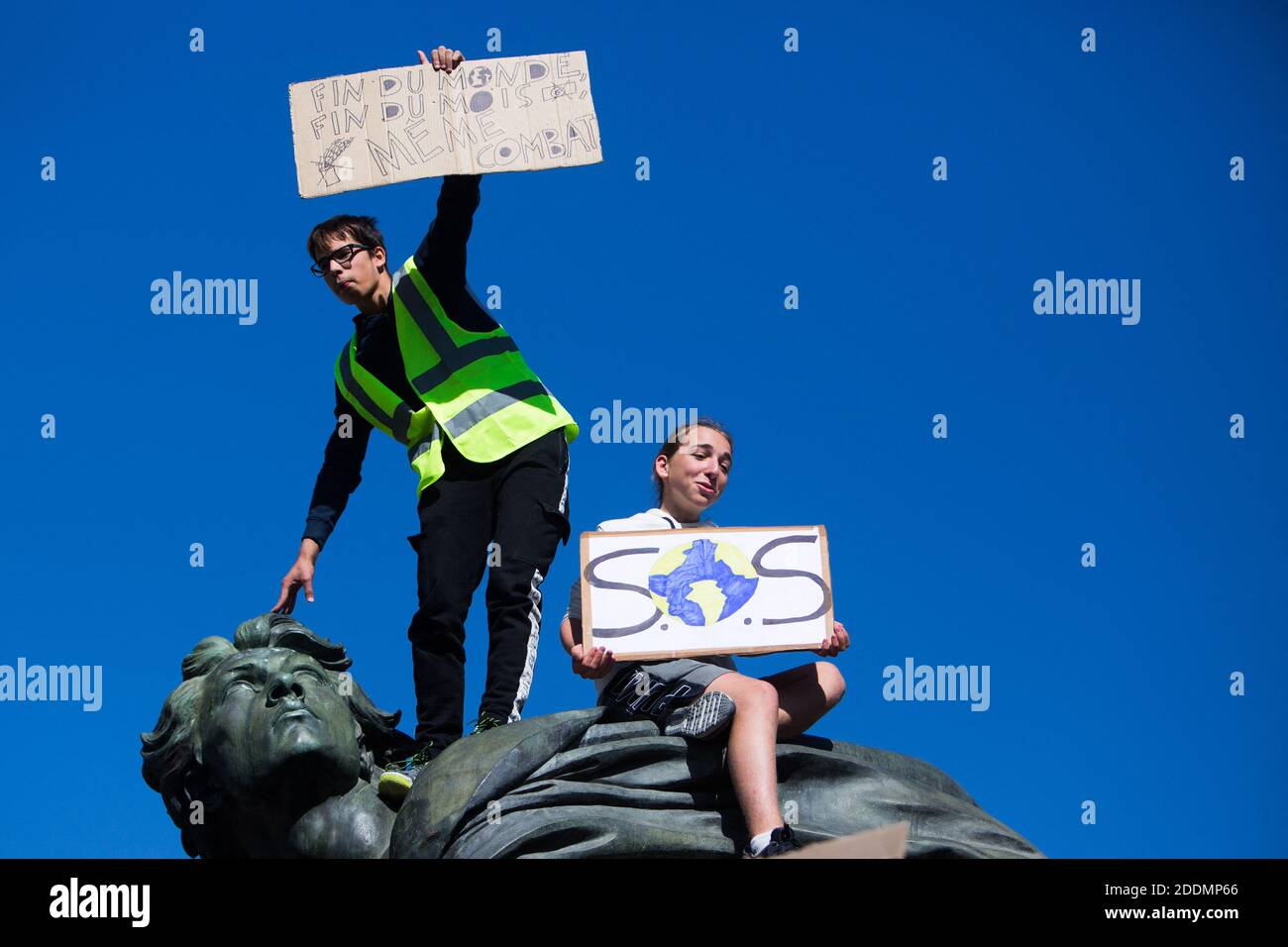 Le persone con una giacca gialla ( Gilet Jaune ) hanno un segno di 'fine  del mese, stessa lotta' ( fin du monde, fin du mois meme combat ) e SOS che