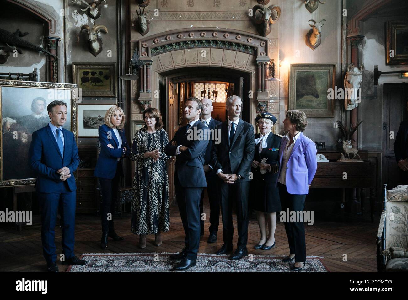 L-R) Katherine Bault, ministro francese dell'Istruzione Jean Michel  Blanquer, presidente francese Emmanuel Macron, conduttore televisivo  francese e consulente culturale di Macron, Stephane Bern, ministro francese  della cultura Franck Riester e Brigitte 