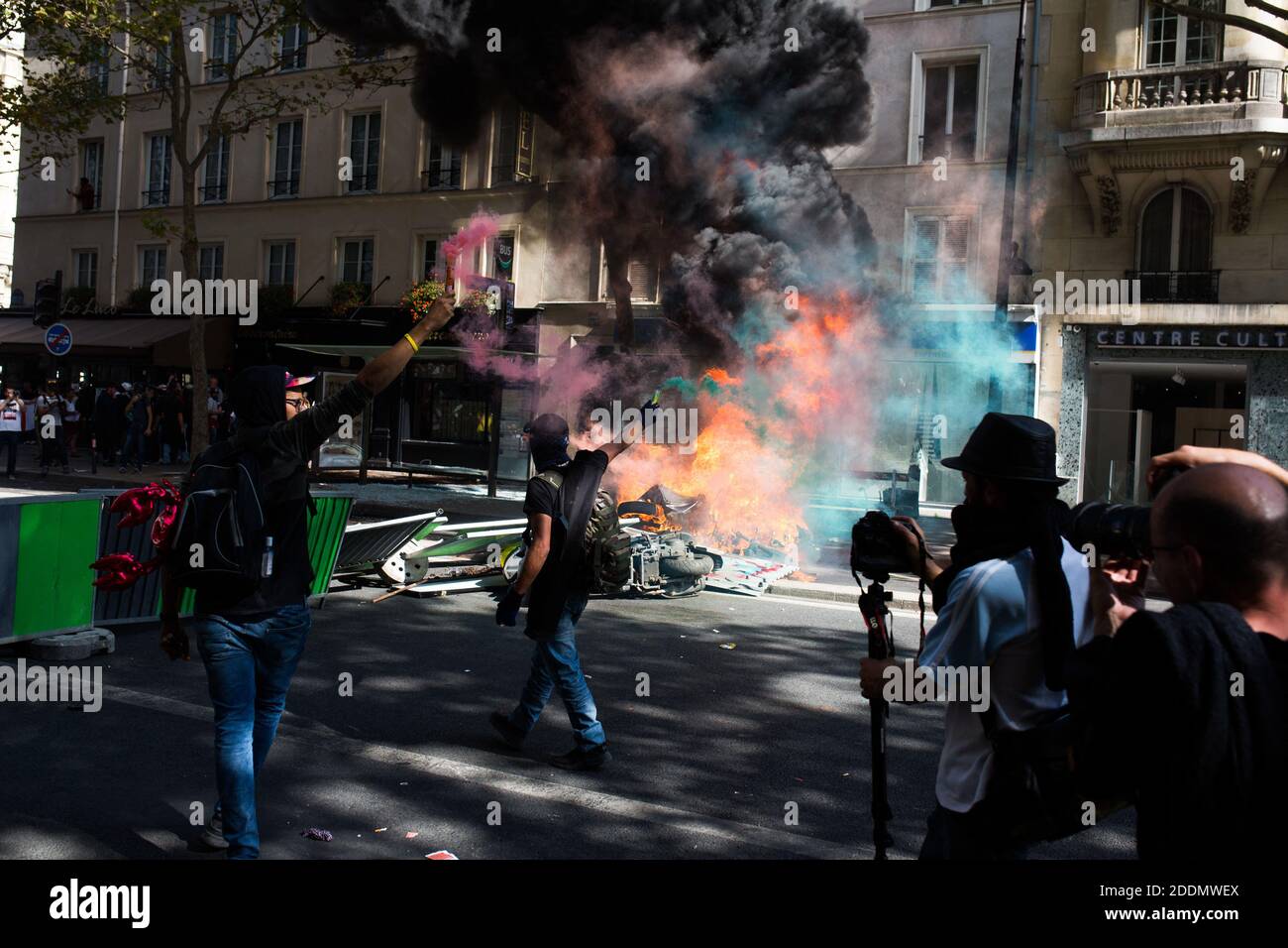 Manifestanti e giubbotti gialli ( gilet jaunes ) e la stampa guardare uno scooter bruciante e gli scontri dei membri del blocco nero in una protesta sul cambiamento climatico, il 21 settembre 2019 a Parigi. Foto di Raphael Lafargue/ABACAPRESS.COM Foto Stock