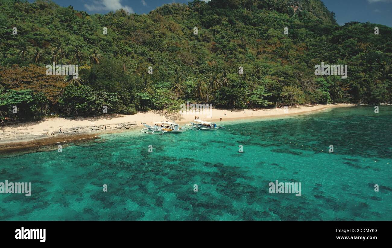 Tropical Filippine Mountain Islands a Sea Bay vista aerea. Verde foresta su catene montuose in giornata di sole. Mare sereno delle isole Palawan, Filippine, Asia. Scenario di vacanza estiva cinematografico Foto Stock