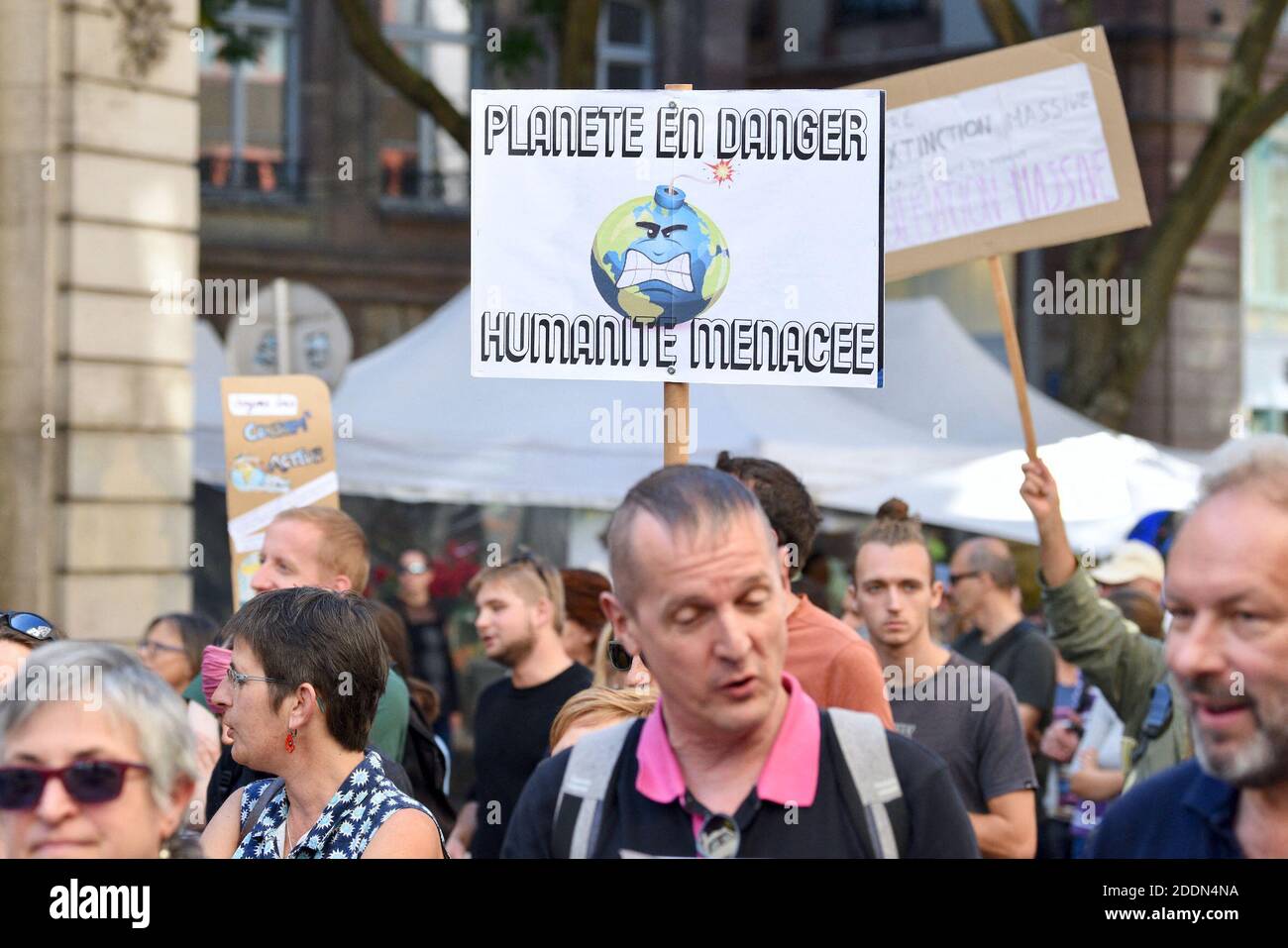 Manifesti durante il clima marcia che ha riunito quasi 5,000 persone a Strasburgo, Francia, il 21 settembre 2019. Questo incontro mira a chiedere al governo francese che vengano adottate misure concrete di fronte al cambiamento climatico. Foto di Nicolas Roses/ABACAPRESS.COM Foto Stock