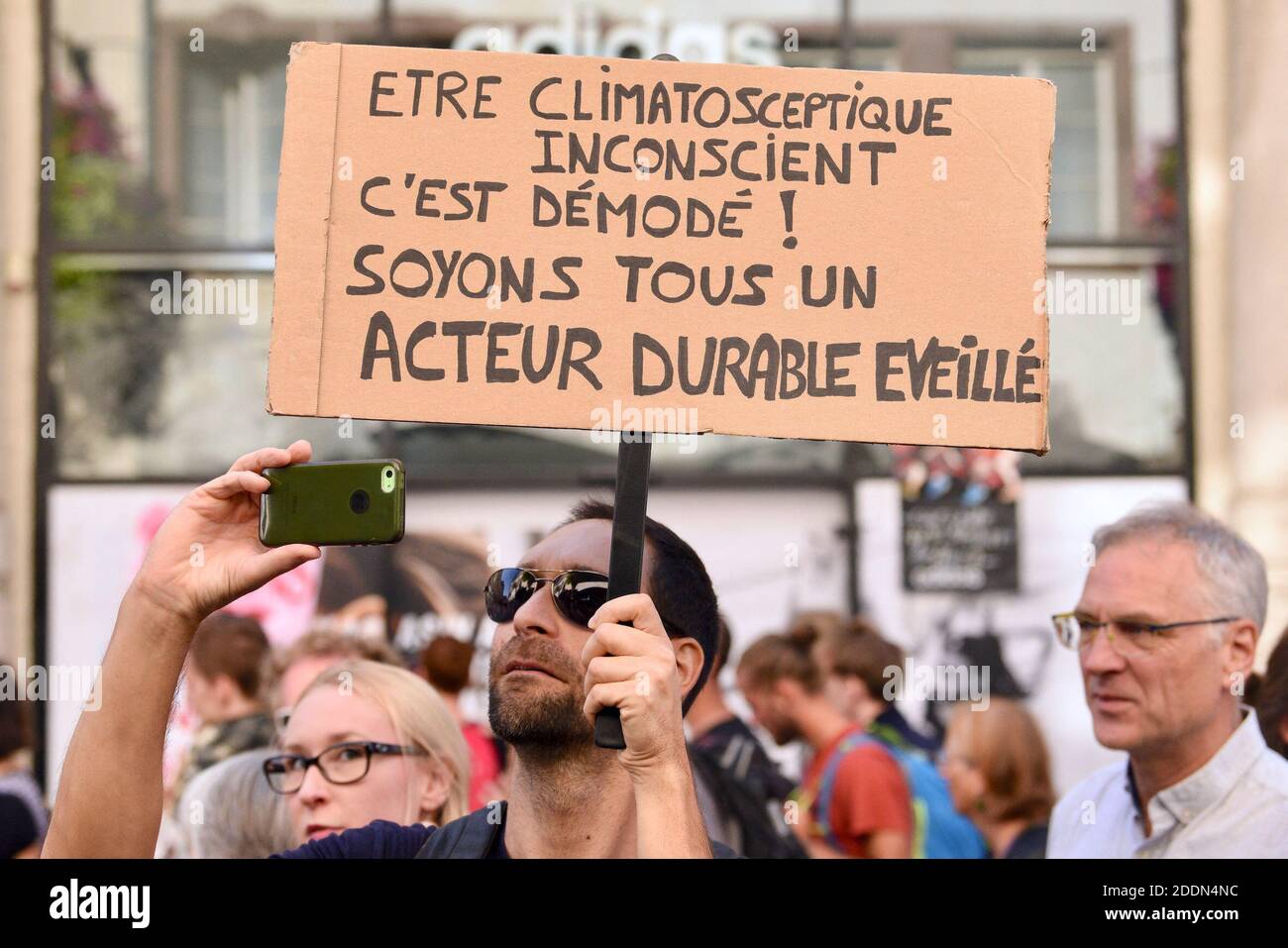 Manifesti durante il clima marcia che ha riunito quasi 5,000 persone a Strasburgo, Francia, il 21 settembre 2019. Questo incontro mira a chiedere al governo francese che vengano adottate misure concrete di fronte al cambiamento climatico. Foto di Nicolas Roses/ABACAPRESS.COM Foto Stock