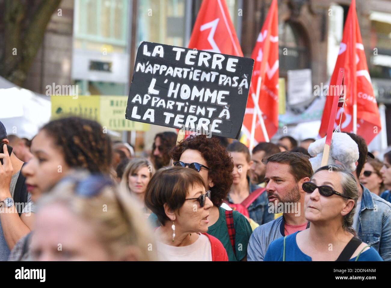 Manifesti durante il clima marcia che ha riunito quasi 5,000 persone a Strasburgo, Francia, il 21 settembre 2019. Questo incontro mira a chiedere al governo francese che vengano adottate misure concrete di fronte al cambiamento climatico. Foto di Nicolas Roses/ABACAPRESS.COM Foto Stock
