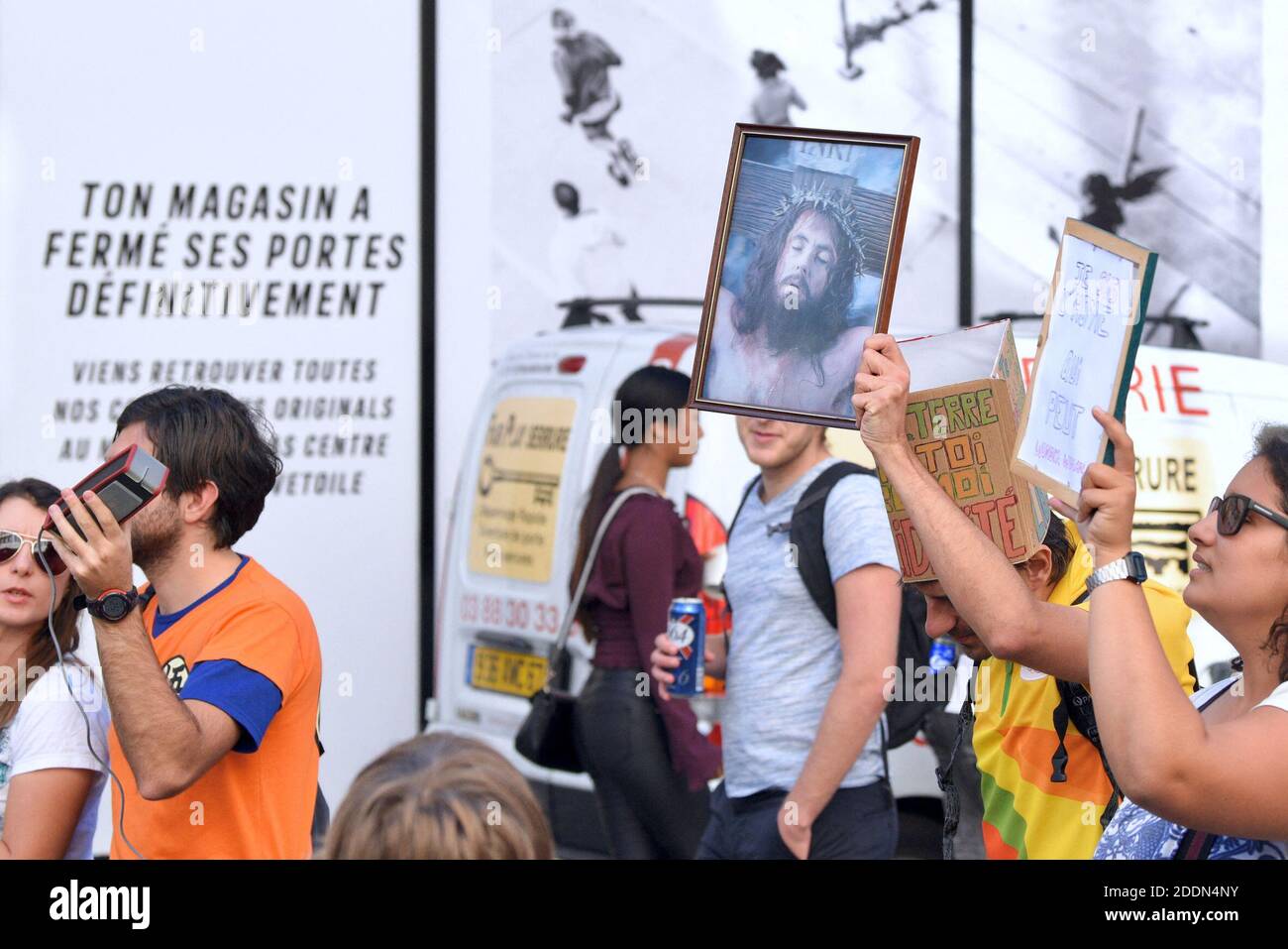 Manifesti durante il clima marcia che ha riunito quasi 5,000 persone a Strasburgo, Francia, il 21 settembre 2019. Questo incontro mira a chiedere al governo francese che vengano adottate misure concrete di fronte al cambiamento climatico. Foto di Nicolas Roses/ABACAPRESS.COM Foto Stock