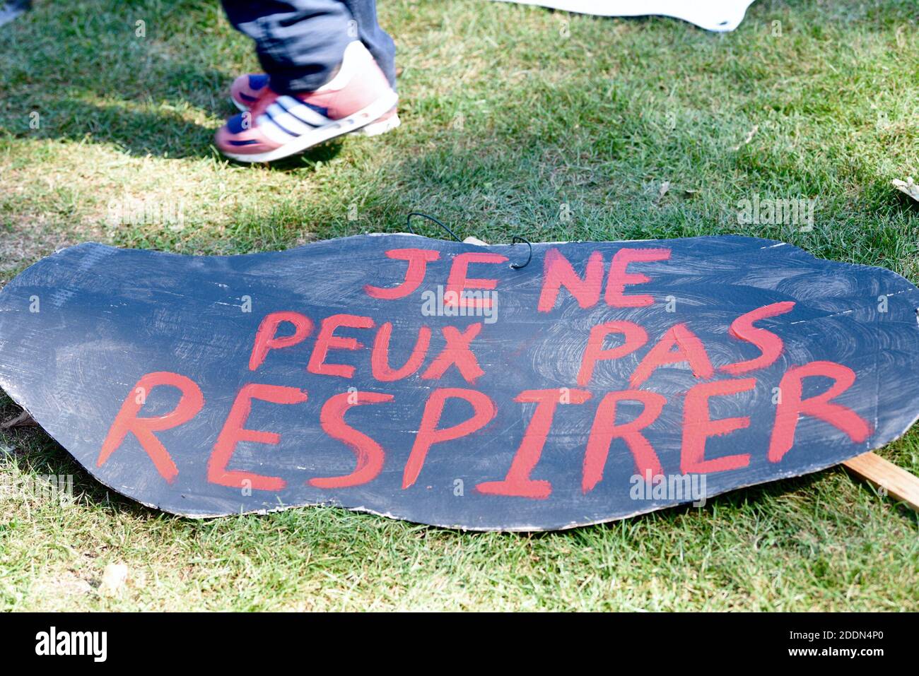 Manifesti durante il clima marcia che ha riunito quasi 5,000 persone a Strasburgo, Francia, il 21 settembre 2019. Questo incontro mira a chiedere al governo francese che vengano adottate misure concrete di fronte al cambiamento climatico. Foto di Nicolas Roses/ABACAPRESS.COM Foto Stock