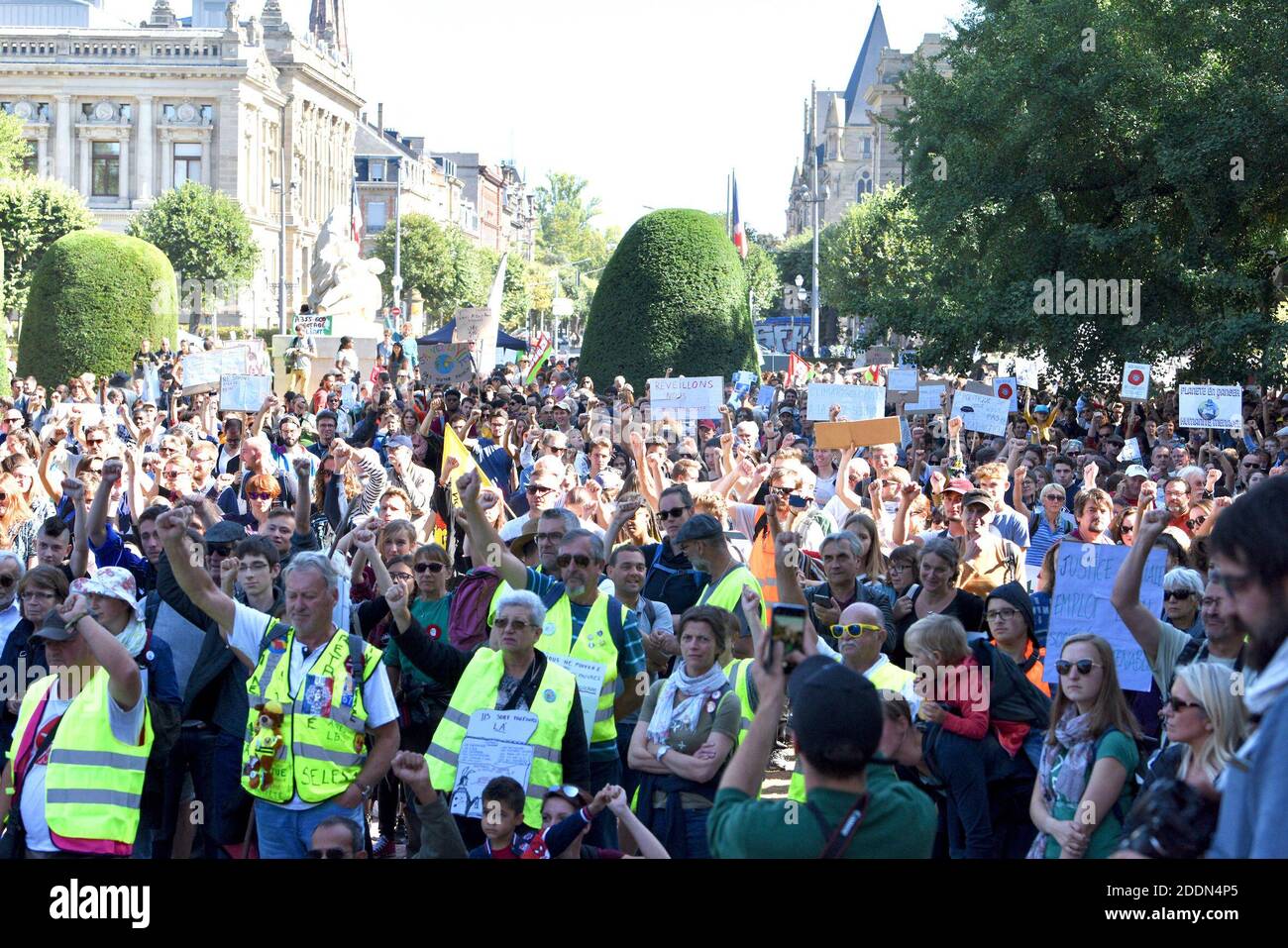 Manifesti durante il clima marcia che ha riunito quasi 5,000 persone a Strasburgo, Francia, il 21 settembre 2019. Questo incontro mira a chiedere al governo francese che vengano adottate misure concrete di fronte al cambiamento climatico. Foto di Nicolas Roses/ABACAPRESS.COM Foto Stock