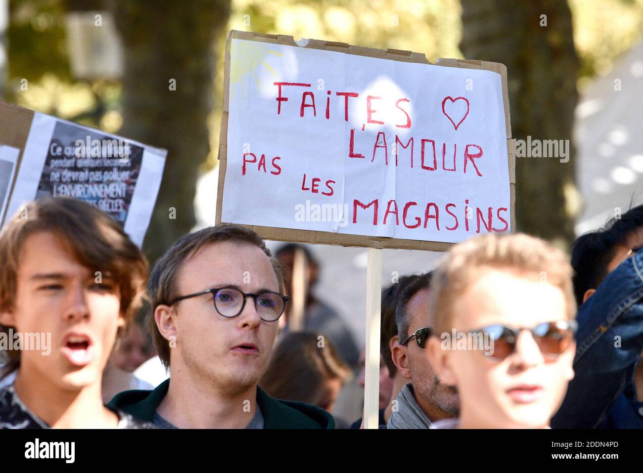 Manifesti durante il clima marcia che ha riunito quasi 5,000 persone a Strasburgo, Francia, il 21 settembre 2019. Questo incontro mira a chiedere al governo francese che vengano adottate misure concrete di fronte al cambiamento climatico. Foto di Nicolas Roses/ABACAPRESS.COM Foto Stock