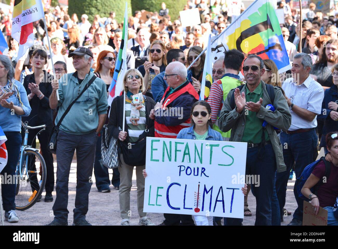 Manifesti durante il clima marcia che ha riunito quasi 5,000 persone a Strasburgo, Francia, il 21 settembre 2019. Questo incontro mira a chiedere al governo francese che vengano adottate misure concrete di fronte al cambiamento climatico. Foto di Nicolas Roses/ABACAPRESS.COM Foto Stock