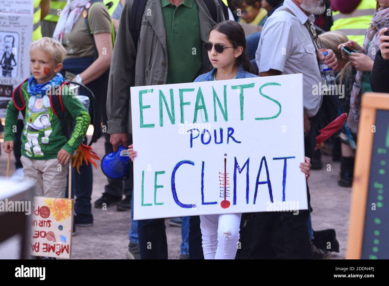 Manifesti durante il clima marcia che ha riunito quasi 5,000 persone a Strasburgo, Francia, il 21 settembre 2019. Questo incontro mira a chiedere al governo francese che vengano adottate misure concrete di fronte al cambiamento climatico. Foto di Nicolas Roses/ABACAPRESS.COM Foto Stock