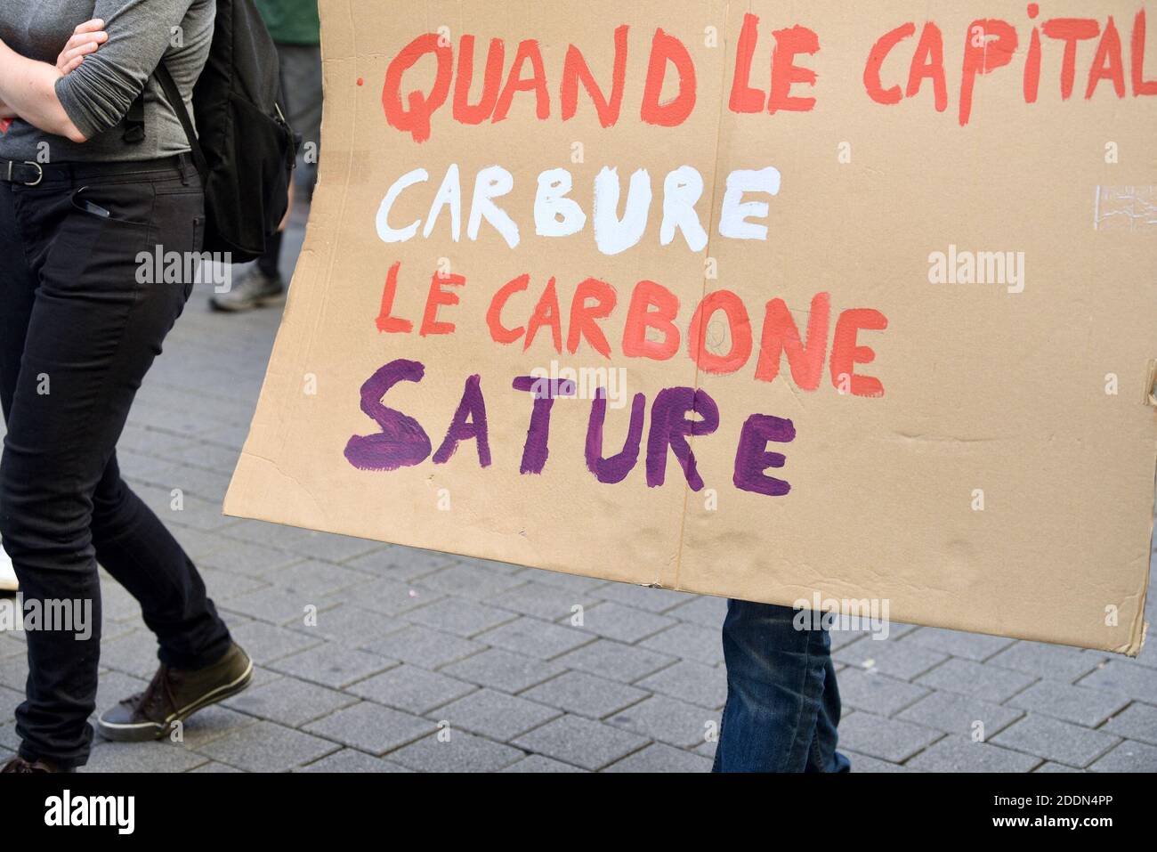 Manifesti durante il clima marcia che ha riunito quasi 5,000 persone a Strasburgo, Francia, il 21 settembre 2019. Questo incontro mira a chiedere al governo francese che vengano adottate misure concrete di fronte al cambiamento climatico. Foto di Nicolas Roses/ABACAPRESS.COM Foto Stock