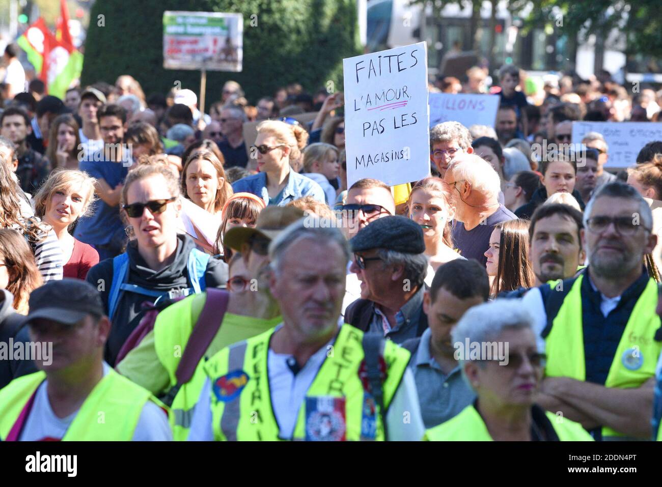 Manifesti durante il clima marcia che ha riunito quasi 5,000 persone a Strasburgo, Francia, il 21 settembre 2019. Questo incontro mira a chiedere al governo francese che vengano adottate misure concrete di fronte al cambiamento climatico. Foto di Nicolas Roses/ABACAPRESS.COM Foto Stock